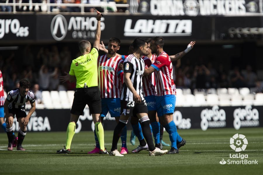  Los jugadores del Sporting protestan a Gorostegui Fernández.