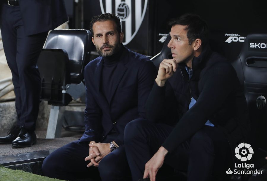  Rubén Baraja y Carlos Marchena, en el banquillo del Valencia.