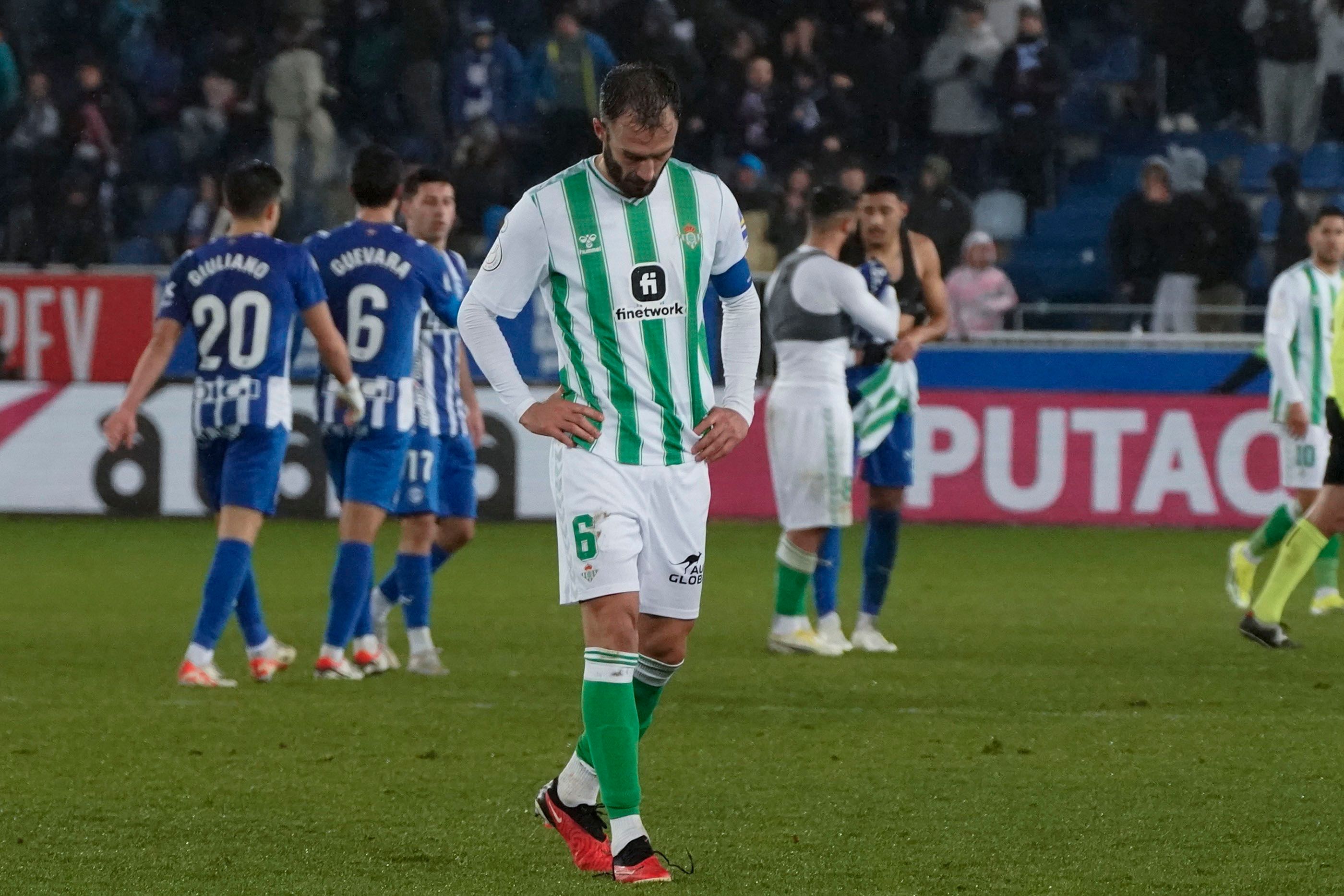 Pezzella, ante el Alavés (Foto: EFE). 