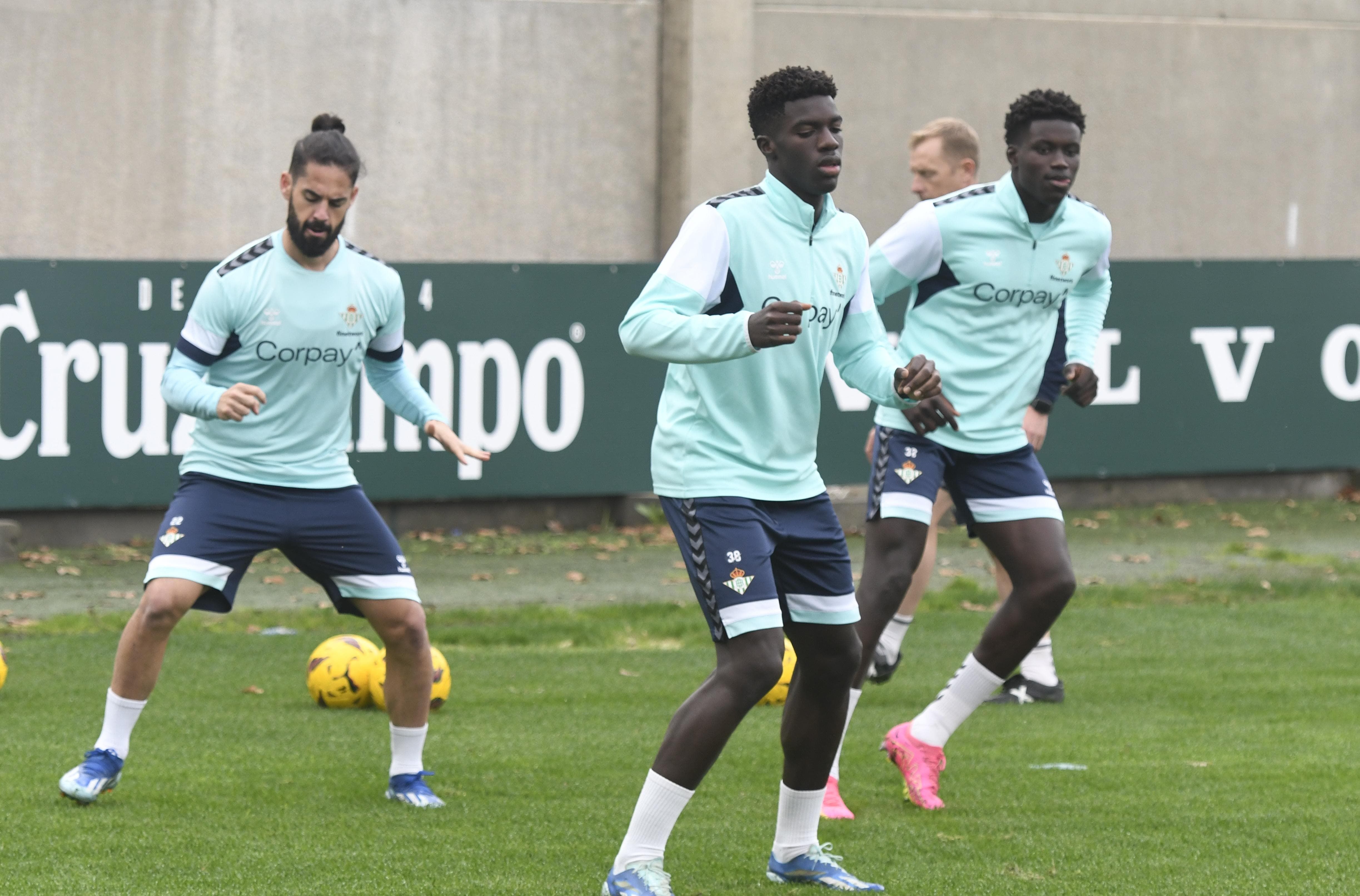 Isco Alarcón, Assane Diao y Nobel Mendy (foto: Kiko Hurtado).