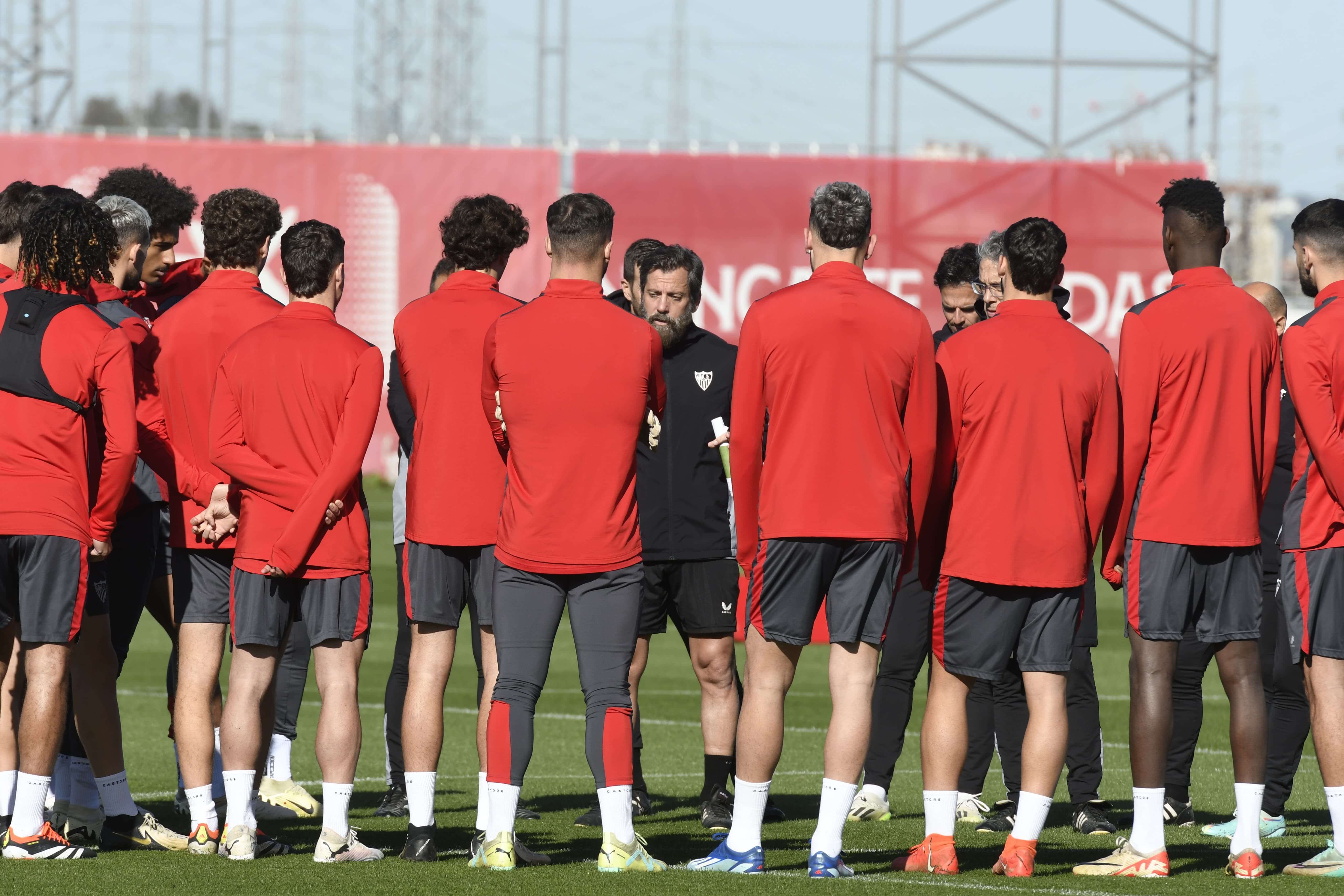  Quique Sánchez Flores charla con sus jugadores (foto: Kiko Hurtado).