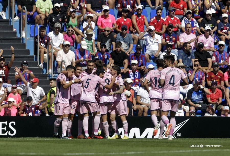 Los jugadores del Oviedo celebran uno de los goles al Eldense.