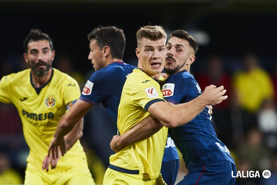 Aitor Paredes ante el Villarreal en La Cerámica