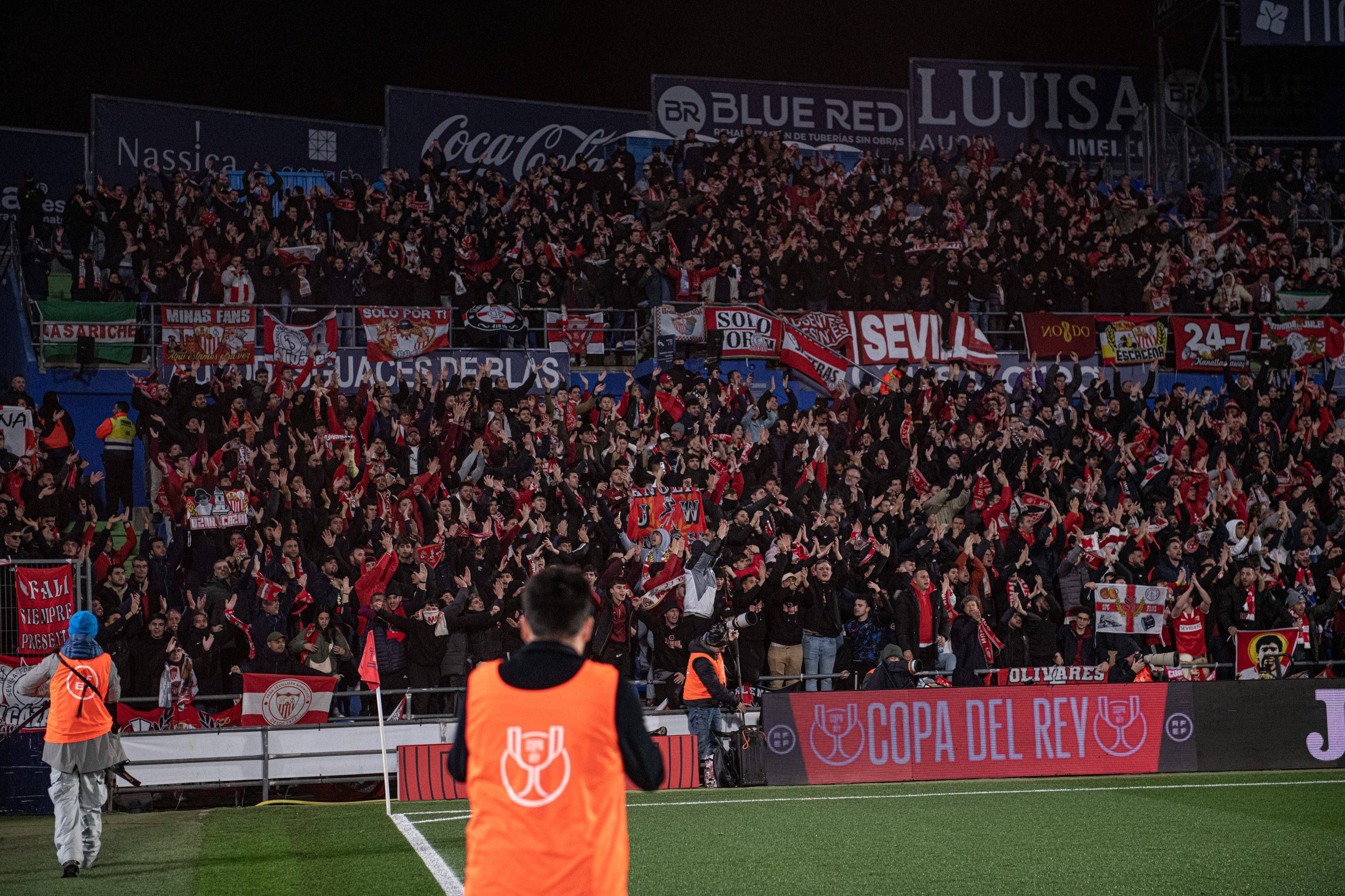  1.500 aficionados del Sevilla viajaron hasta Getafe en Copa del Rey (Cordon Press)