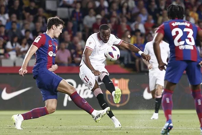 Lukebakio, en el Barcelona-Sevilla.