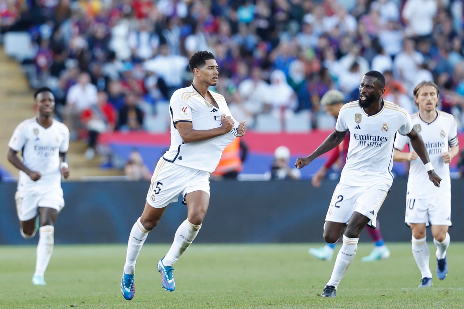 Bellingham celebra uno de sus goles en el Clásico..