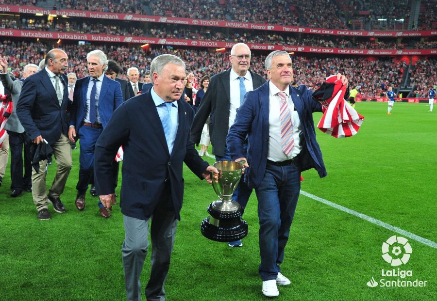  Dani, Zubizarreta y los campeones de Javier Clemente, aplaudidos en el césped de San Mamés.