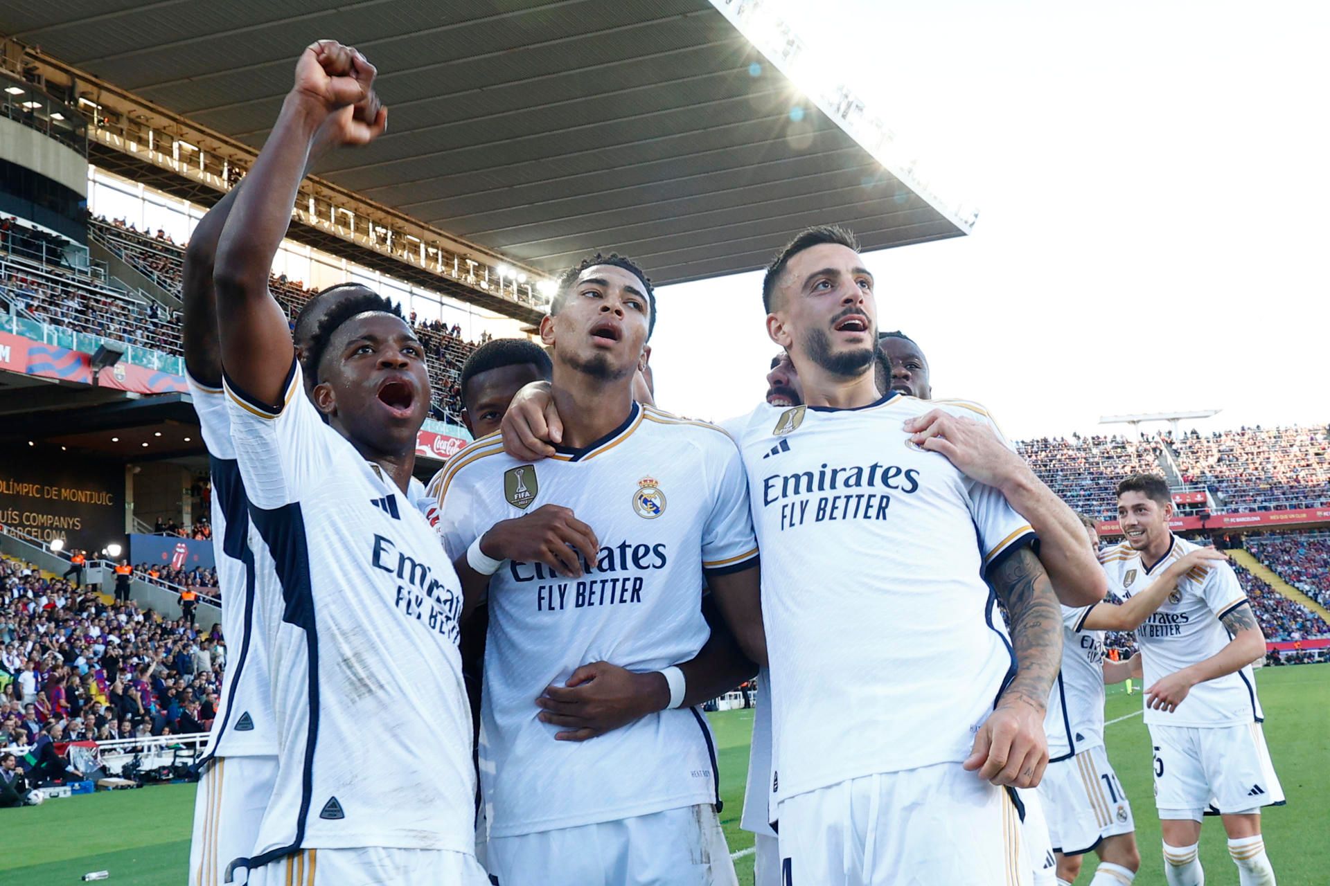 Vinicius Jr celebra el triunfo del Real Madrid junto a Bellingham y Joselu..