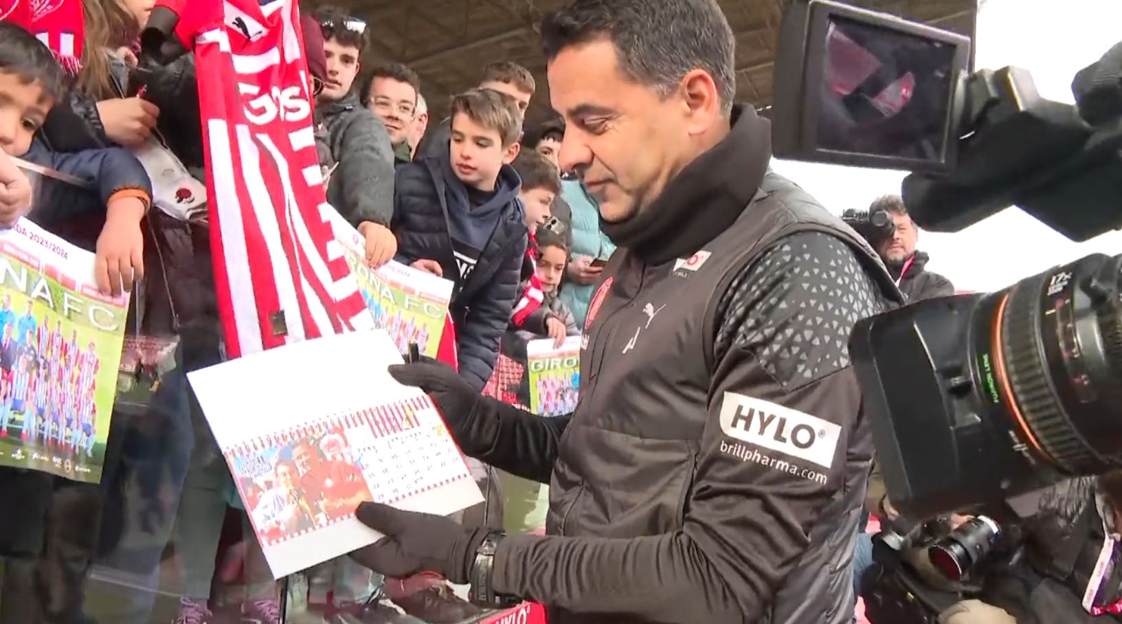  Míchel posa con su regalo.