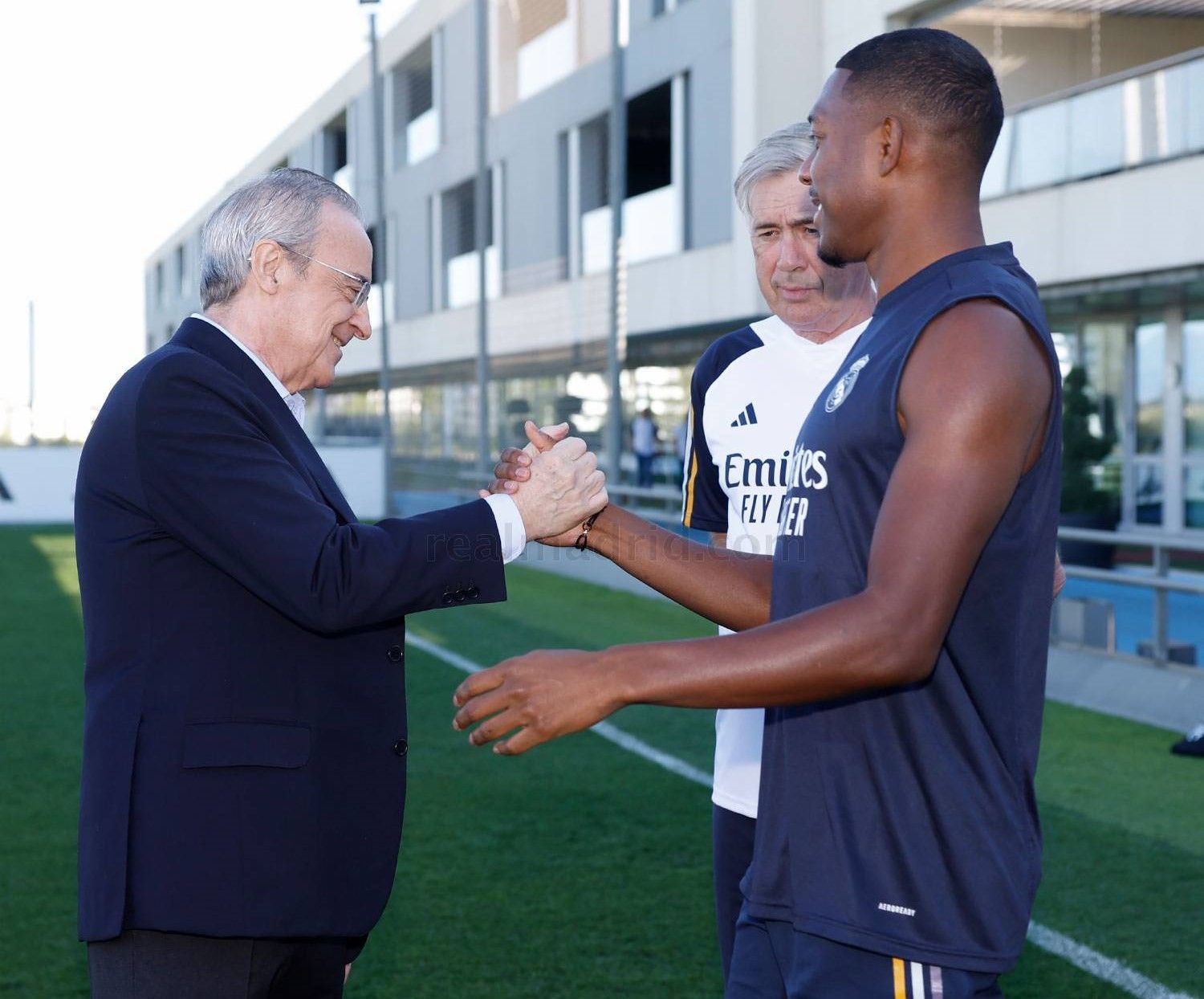 Florentino Pérez saluda a Alaba ante la mirada de Ancelotti.