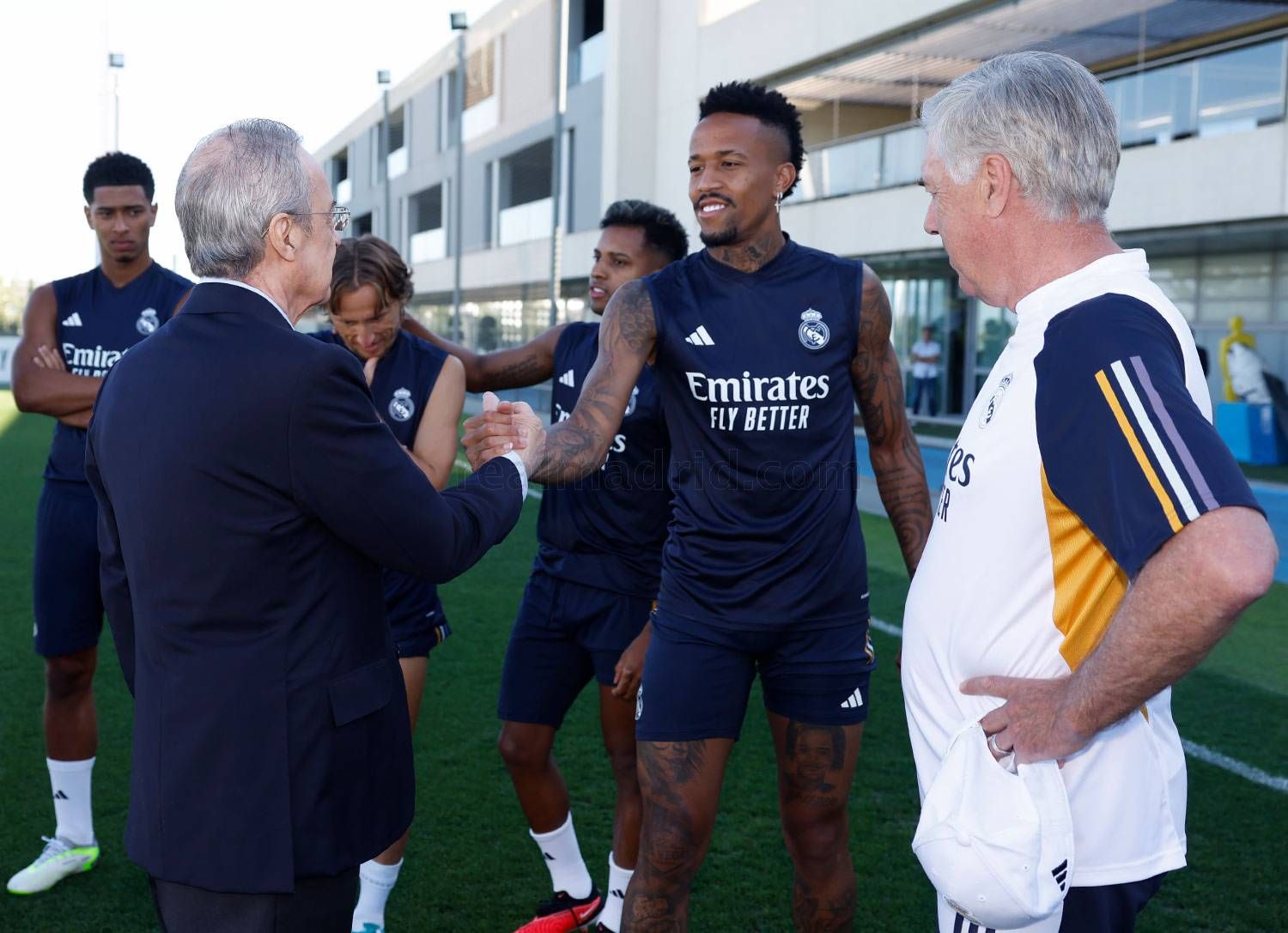  Florentino Pérez saluda a Militao ante la mirada de Ancelotti.