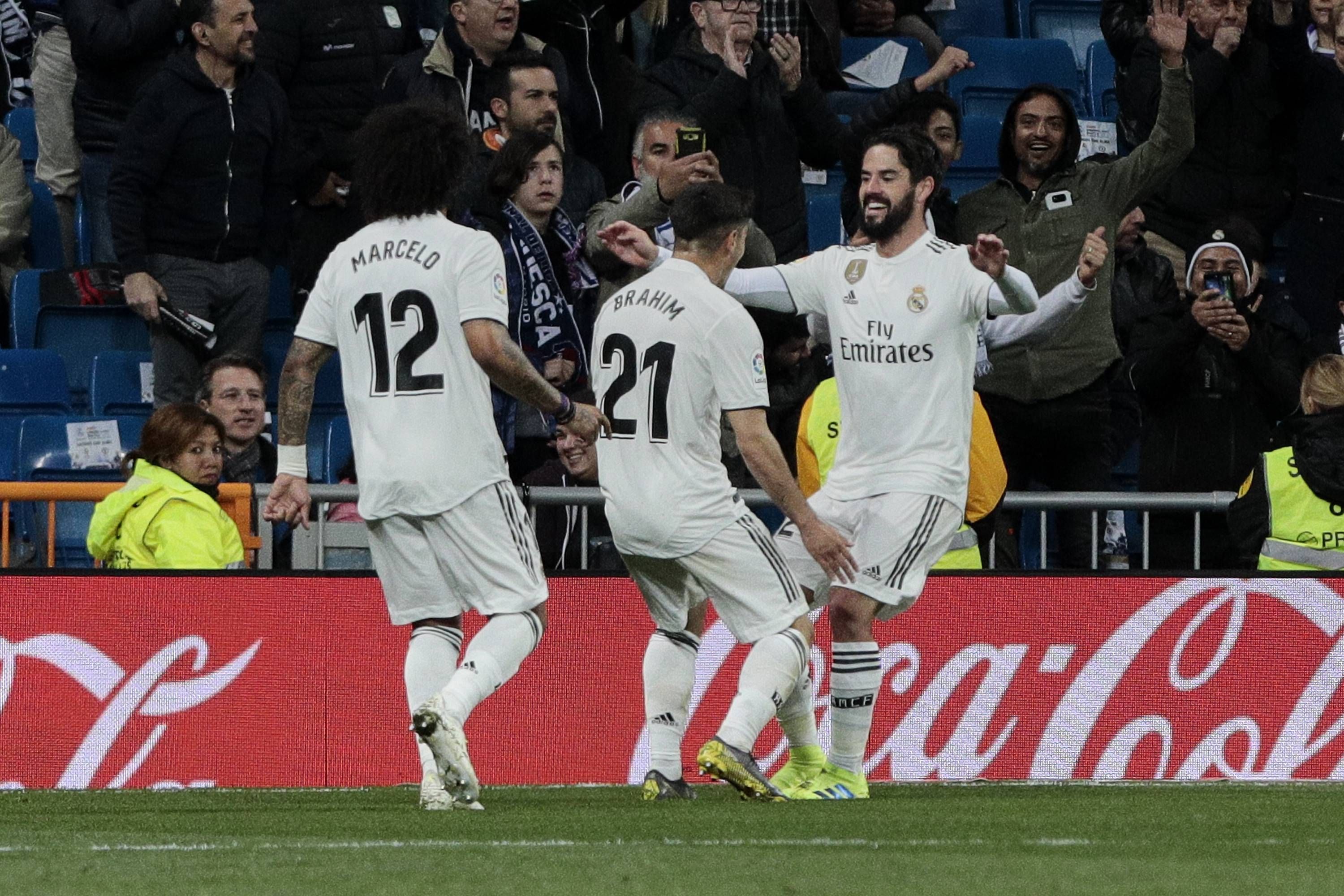  Los malagueños Brahim Díaz e Isco Alarcón se abrazan ante Marcelo en el Real Madrid (Foto: Cordo
