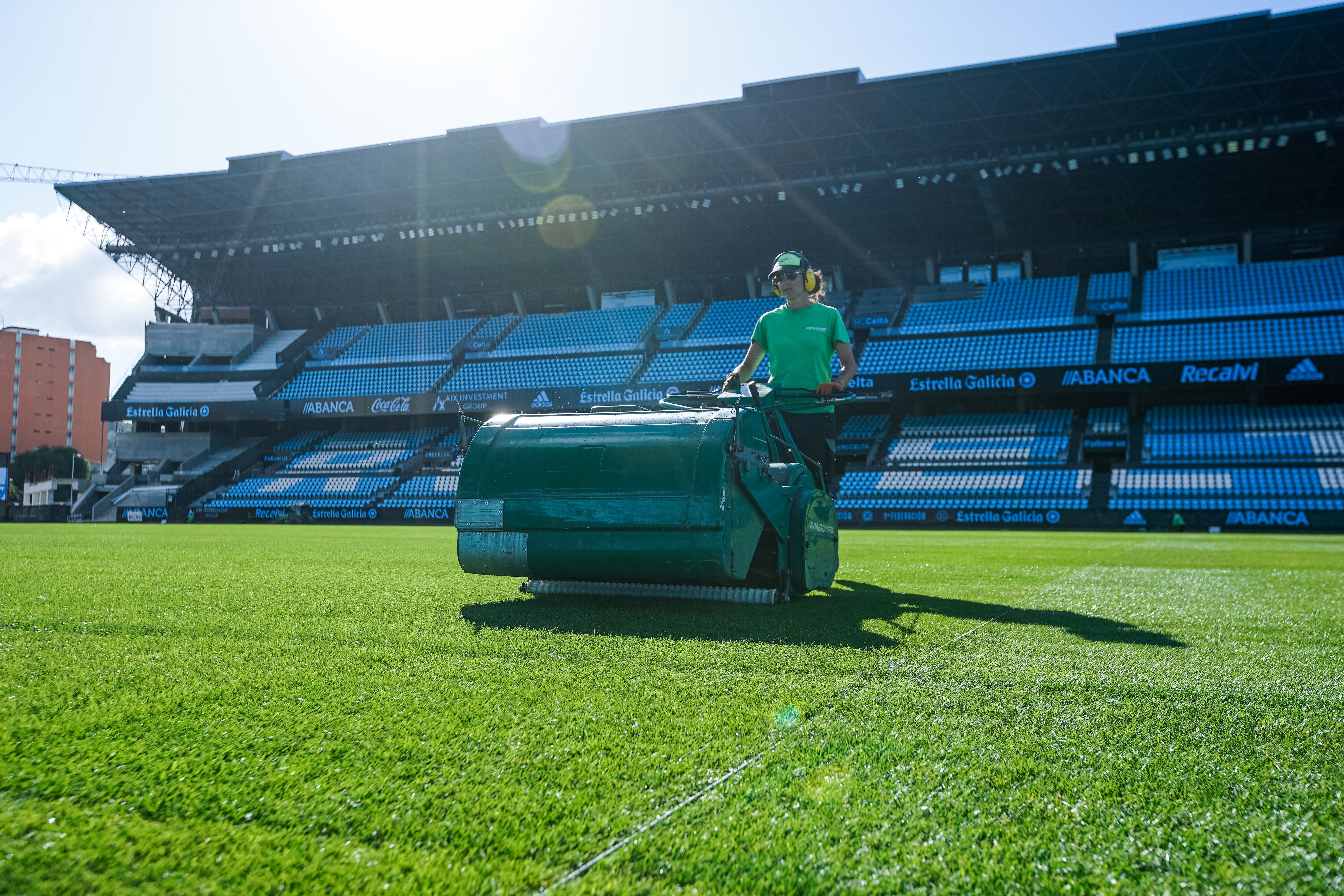 Mantenimiento del césped en Balaídos.