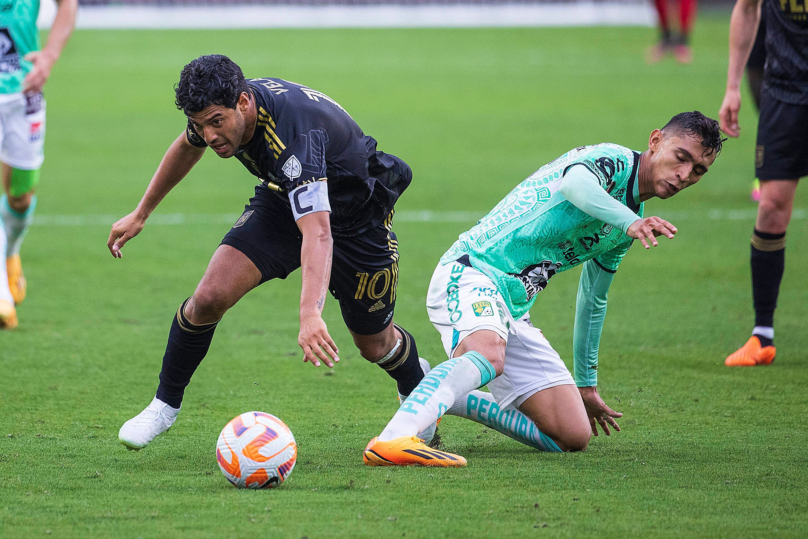  Fidel Ambriz, pivote del Club León que interesa al Oviedo.