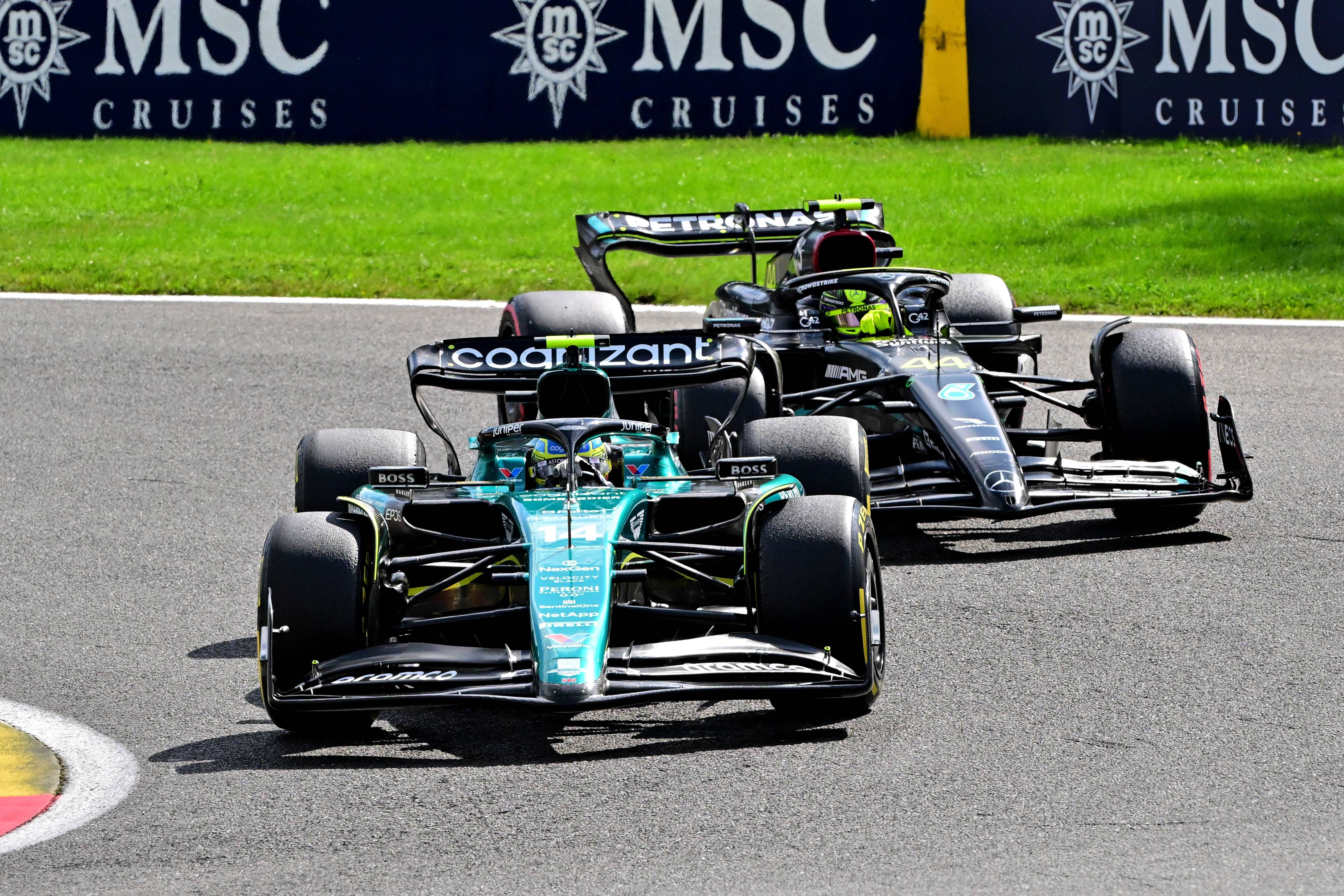  Fernando Alonso y Lewis Hamilton, durante este 2023.