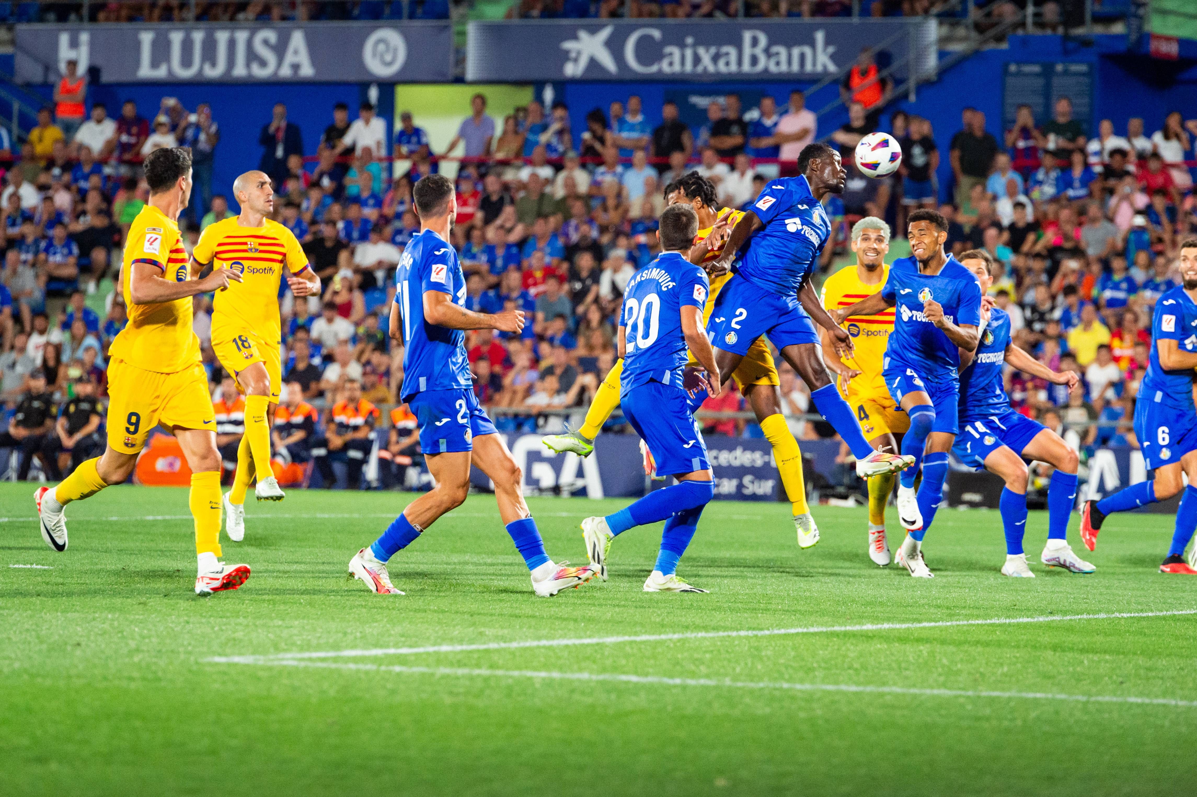  Djené cabecea un balón en el Getafe-Barcelona. Fuente: Cordon Press.