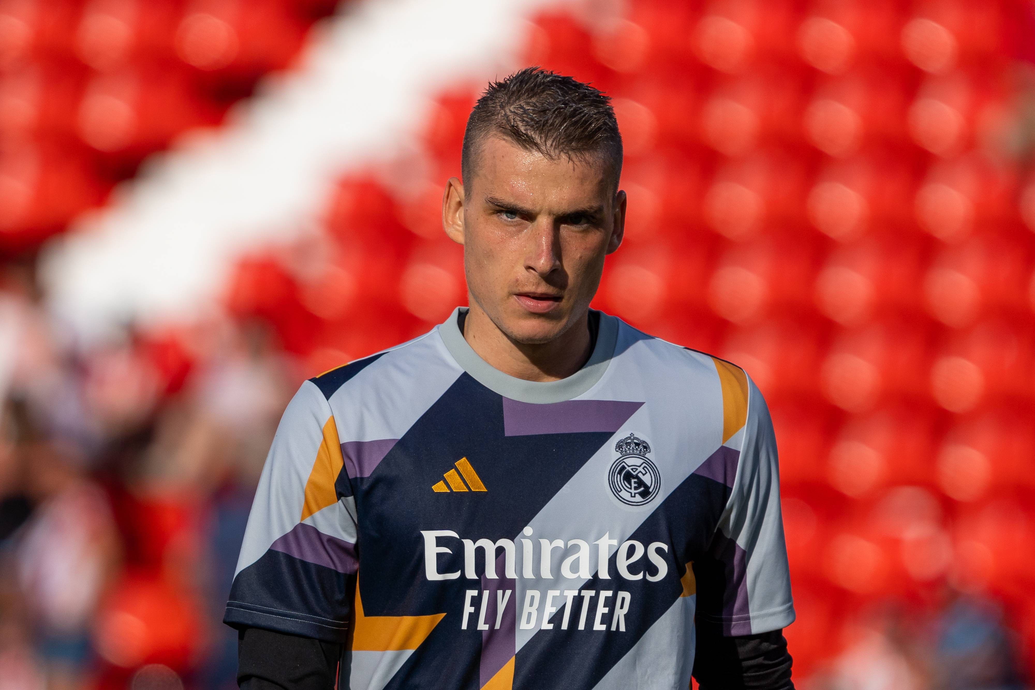 Andriy Lunin, en un calentamiento del Real Madrid.