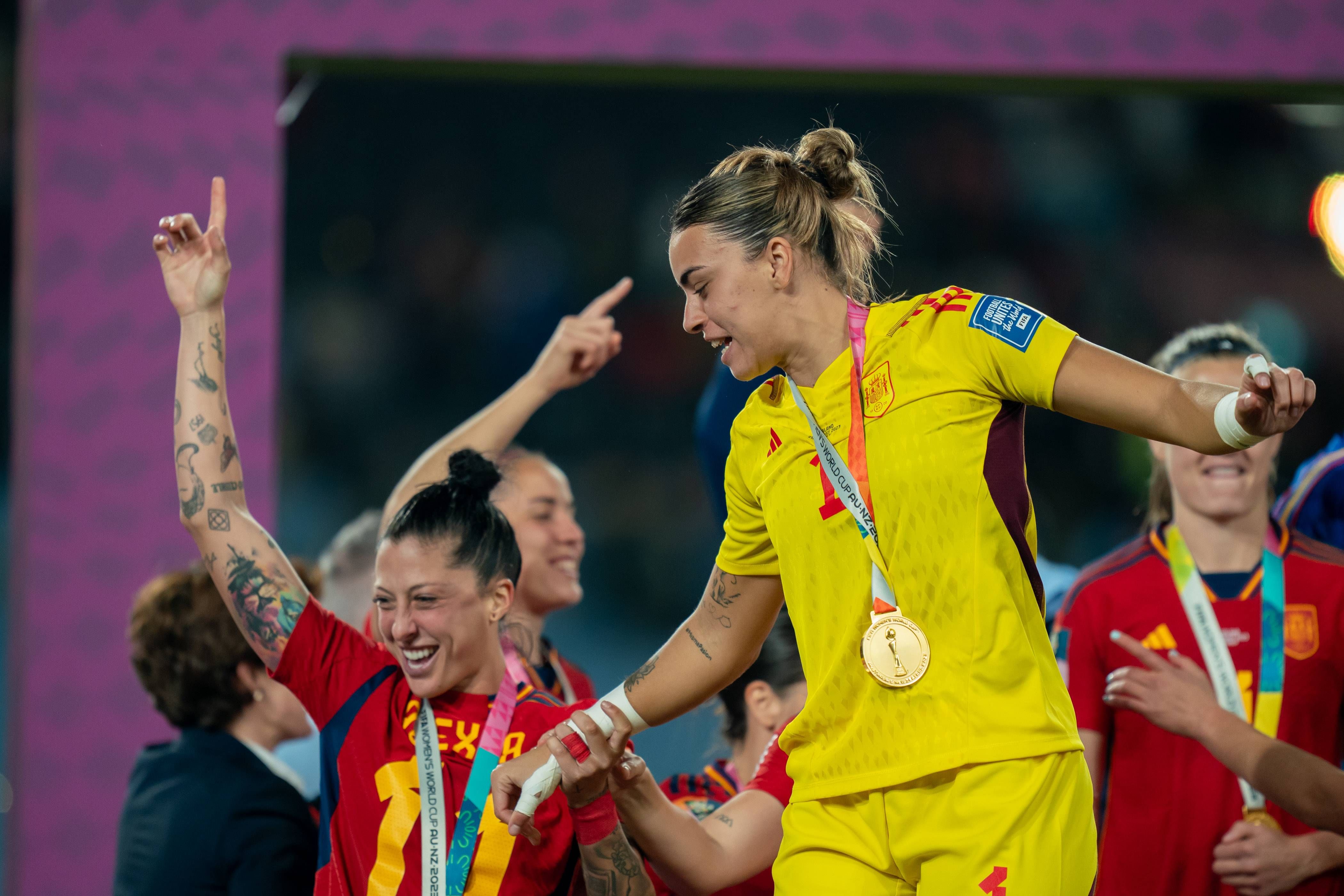 Jenni Hermoso y Misa Rodríguez celebrando tras ganar el Mundial de fútbol en Australia. Foto: Cordon Press.