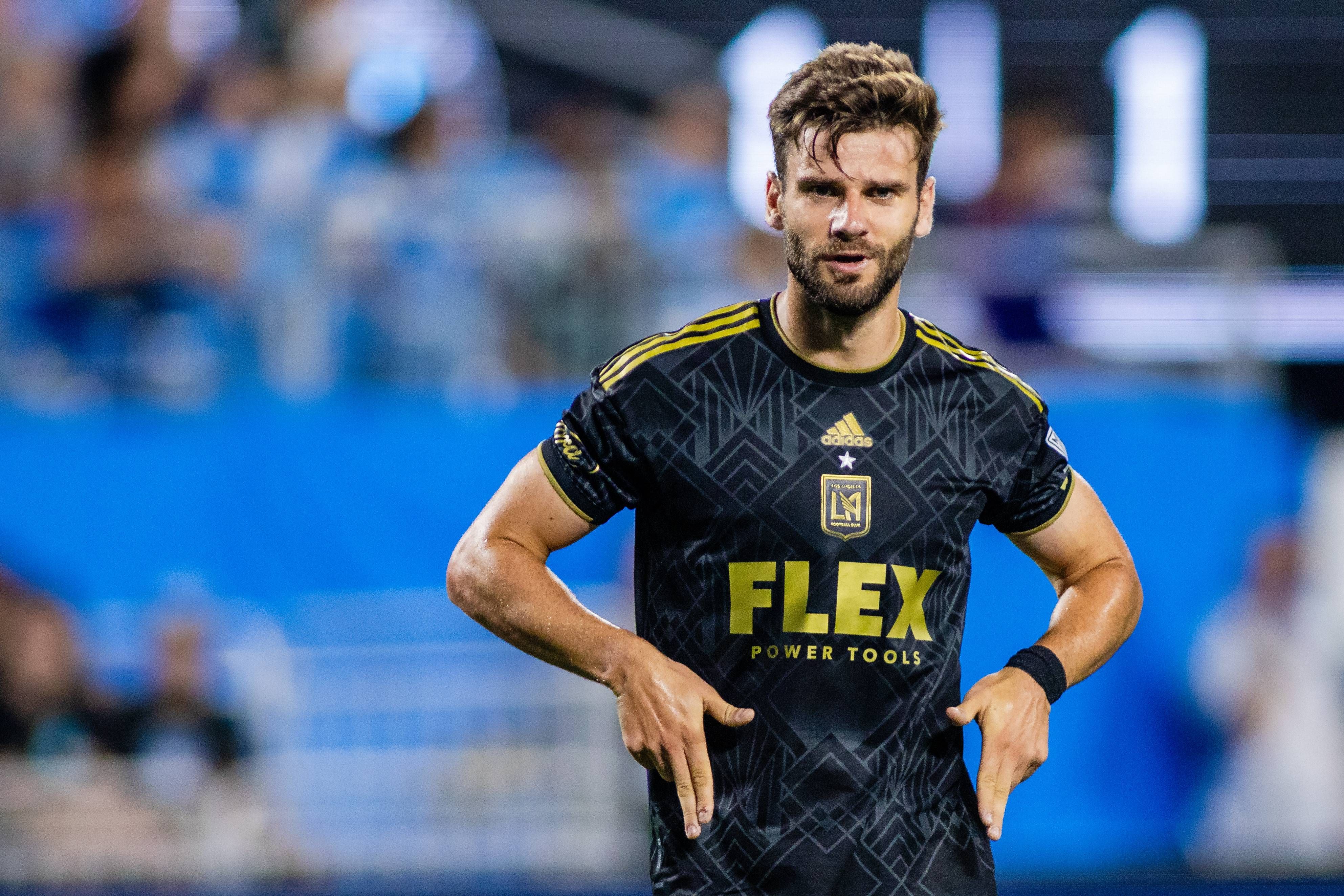 Mario González, delantero que interesa al Sporting, celebra un gol.