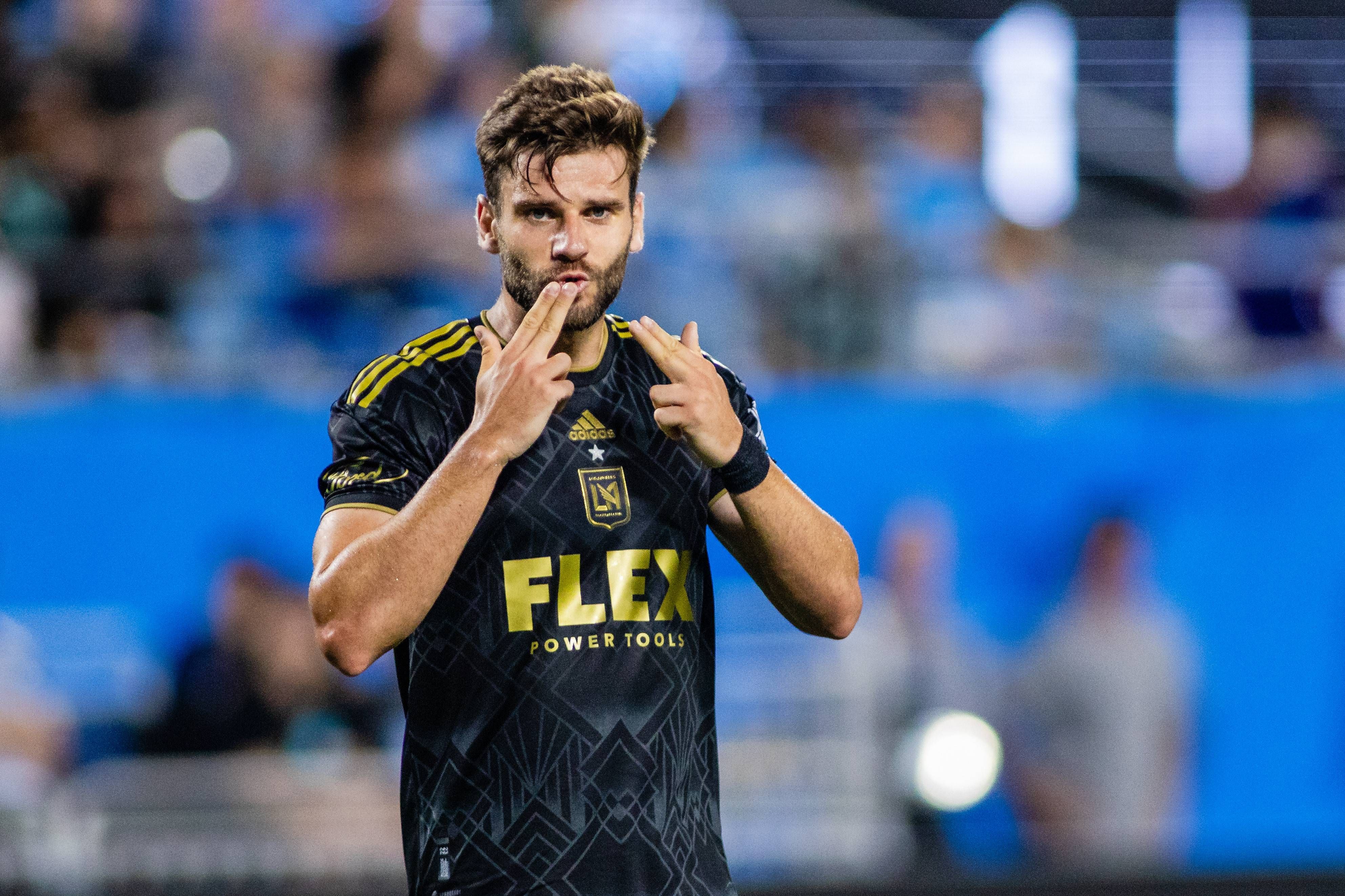 Mario González, delantero que interesa al Sporting, celebra un gol.