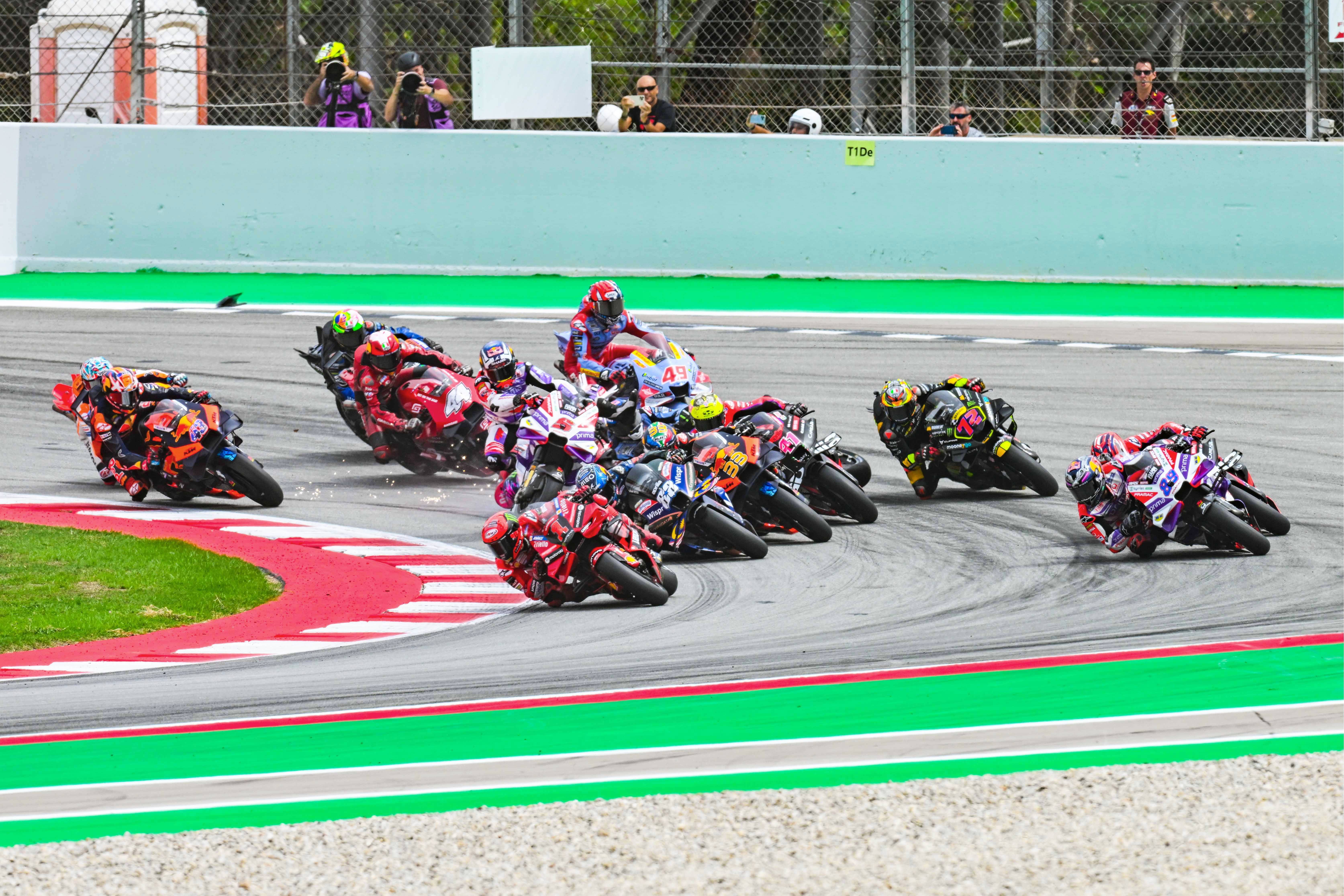 Los pilotos de MotoGP, durante la sprint del GP de Montmeló.