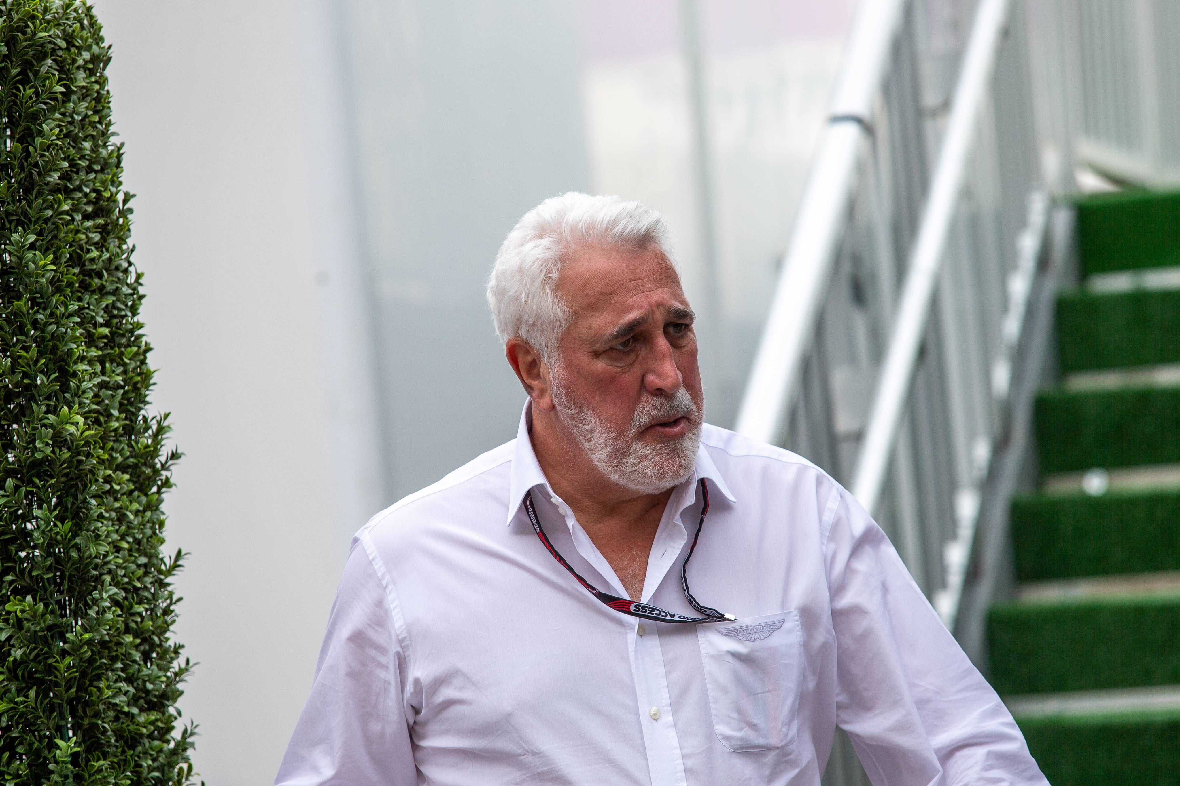 Lawrence Stroll, atendiendo a los aficionados en 2023.