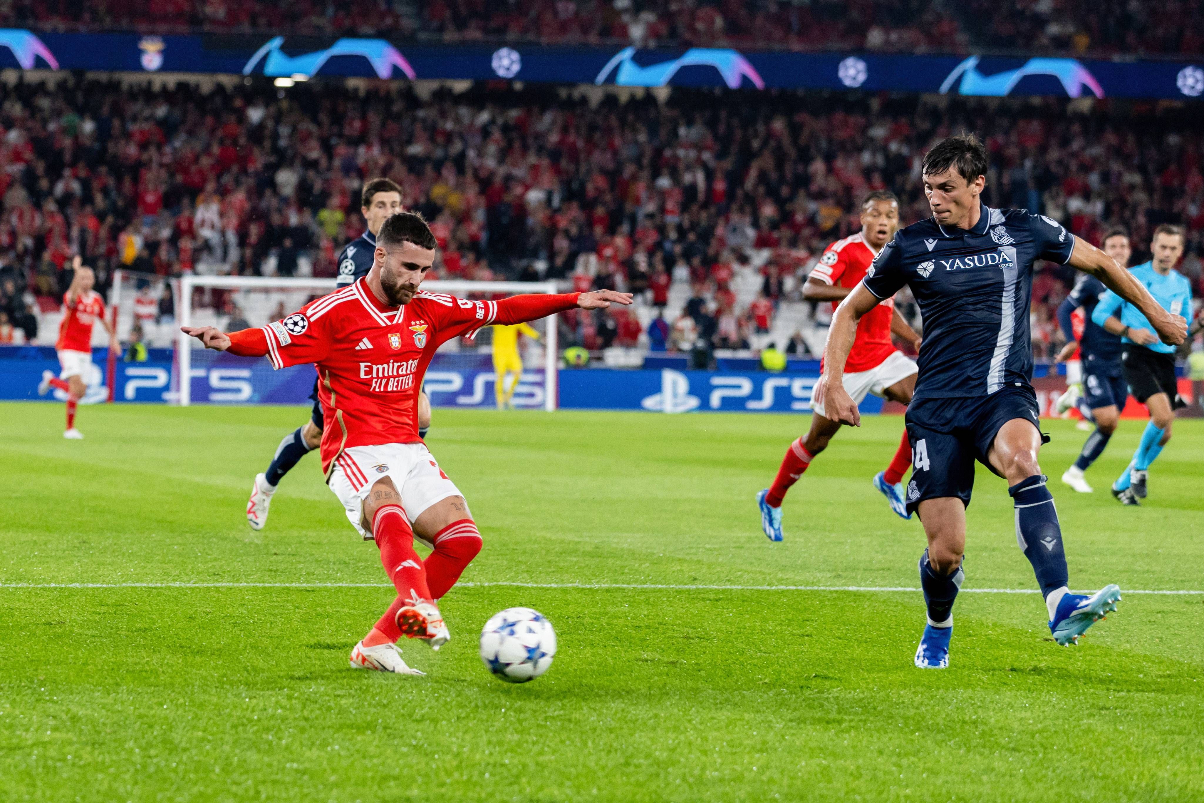  Le Normand tapa un centro de Rafa Silva en el Benfica - Real Sociedad.