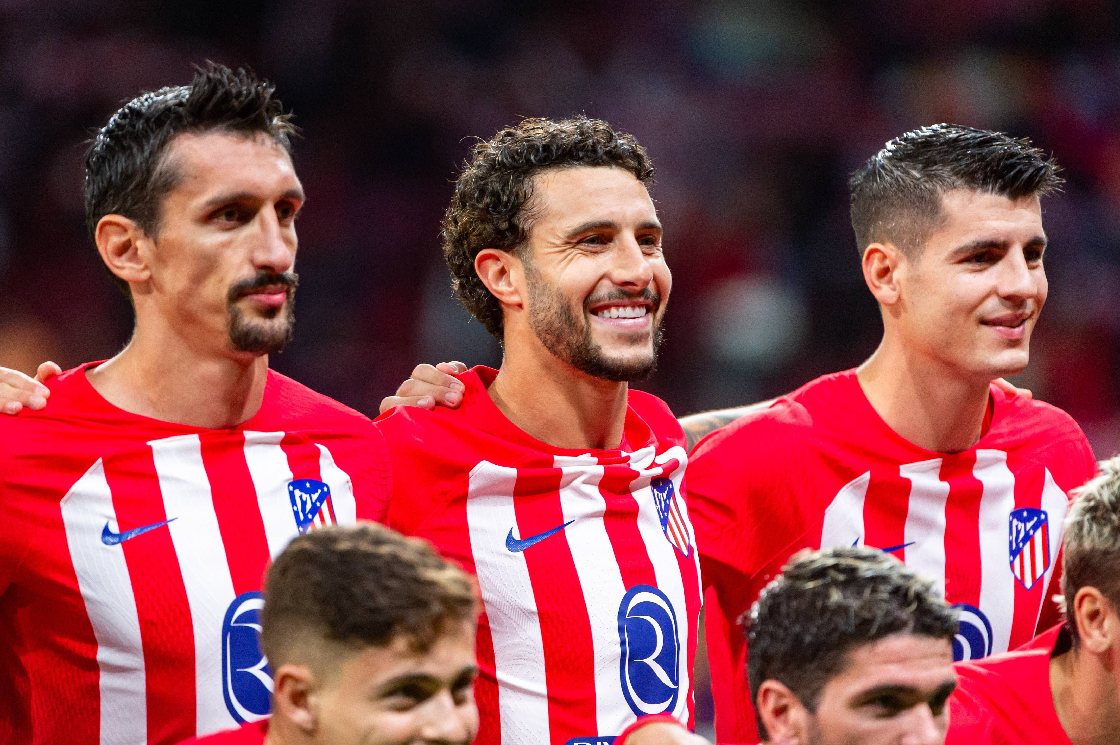 Savic, Mario Hermoso y Morata posan antes de un partido Atlético de Madrid.