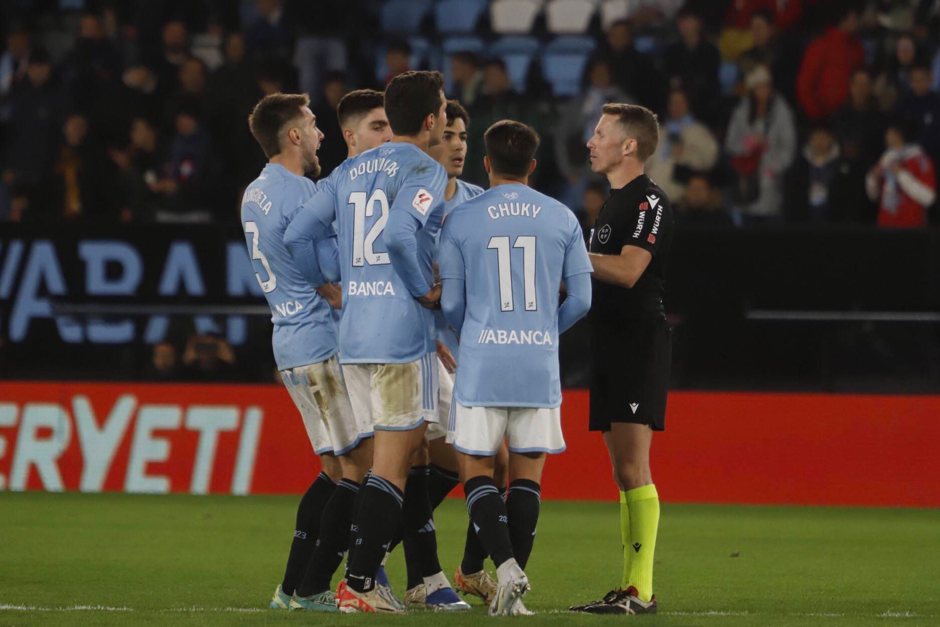 Alejandro José Hernández Hernández expulsa a Renato Tapia en el Celta - Sevilla (Foto: CordonPre