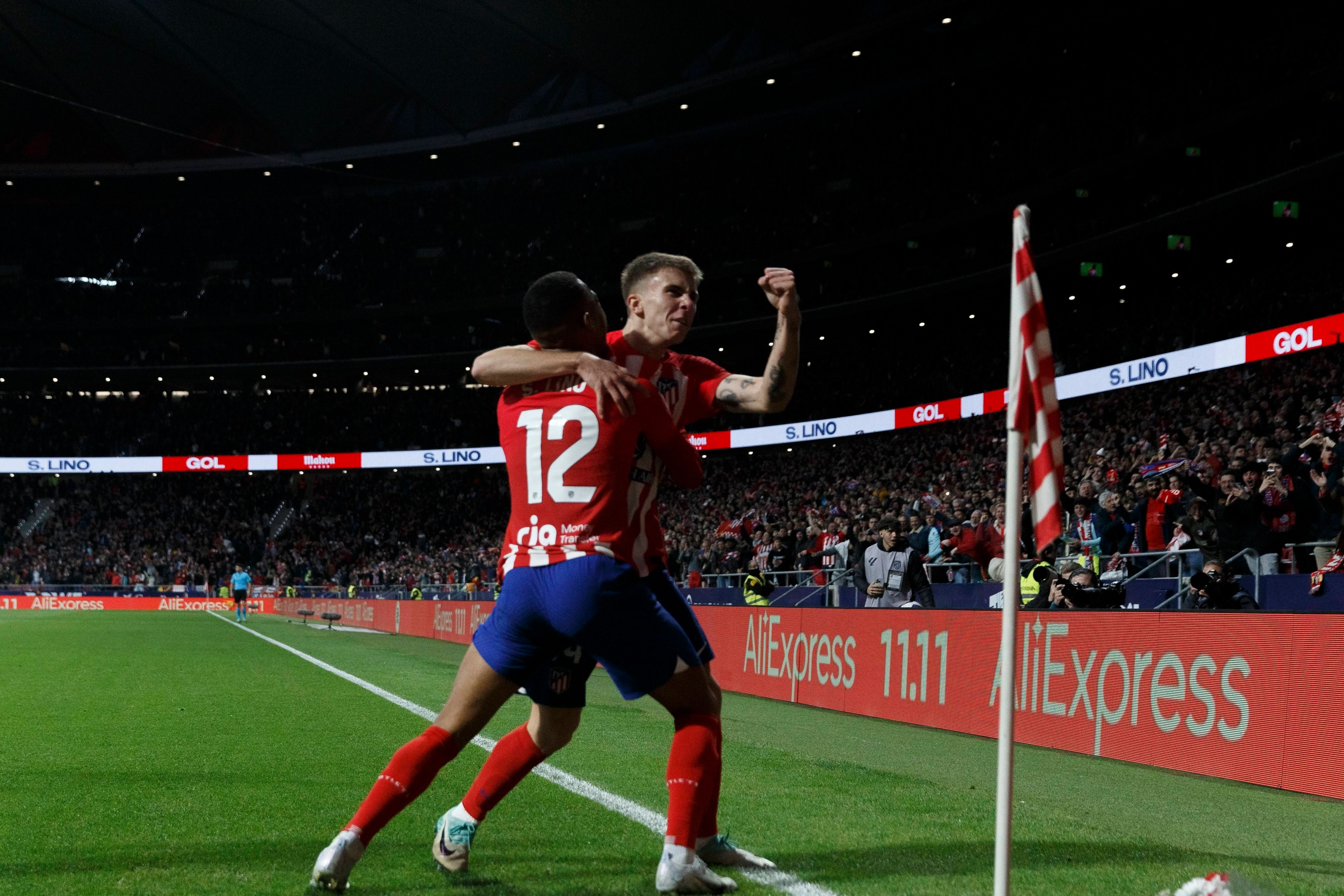  Samuel Lino del y Pablo Barrios celebran un gol durante el partido de La Liga 2023/24. Foto: Cordon Press.