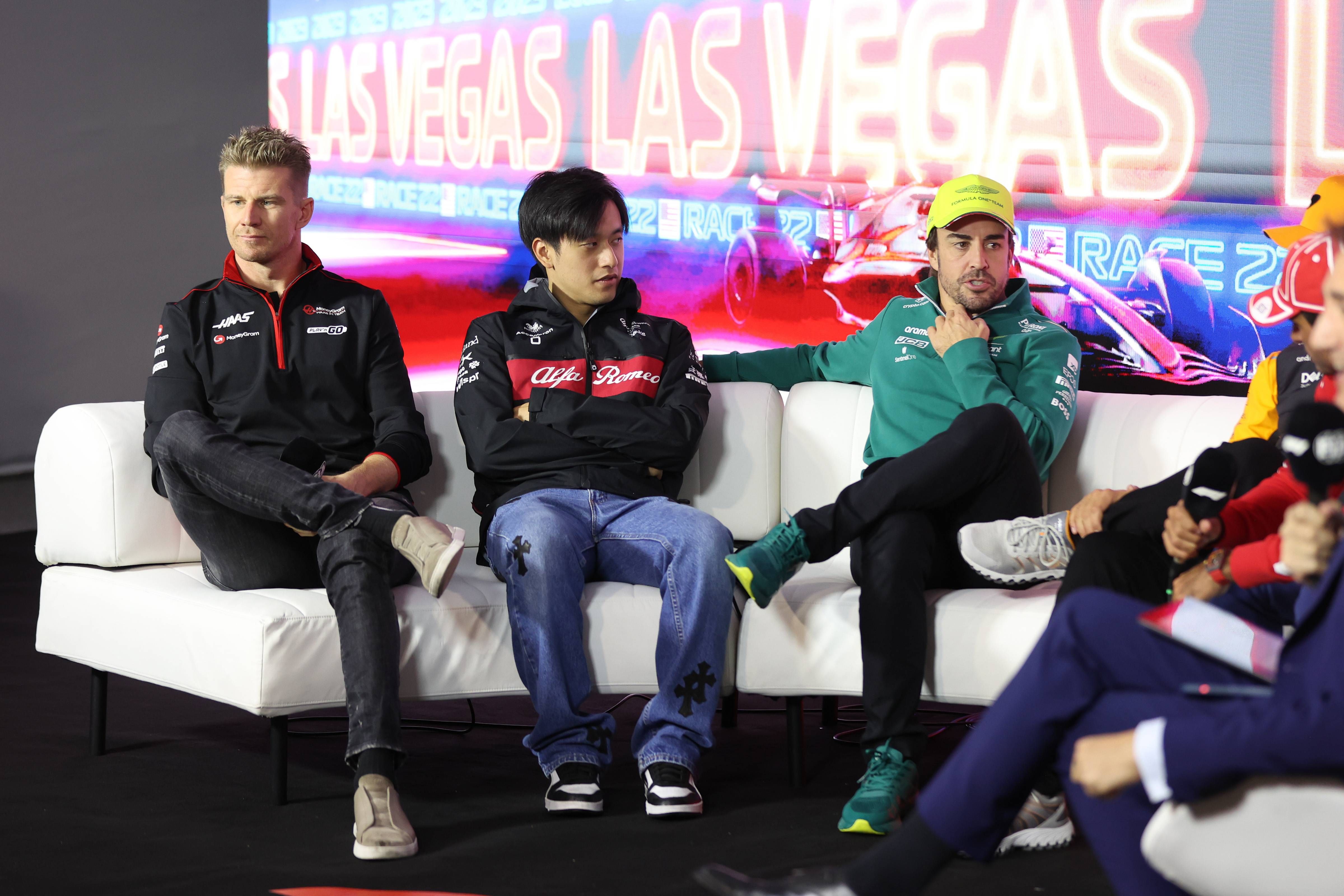  Zhou y Fernando Alonso, en la rueda de prensa del GP de Las Vegas.