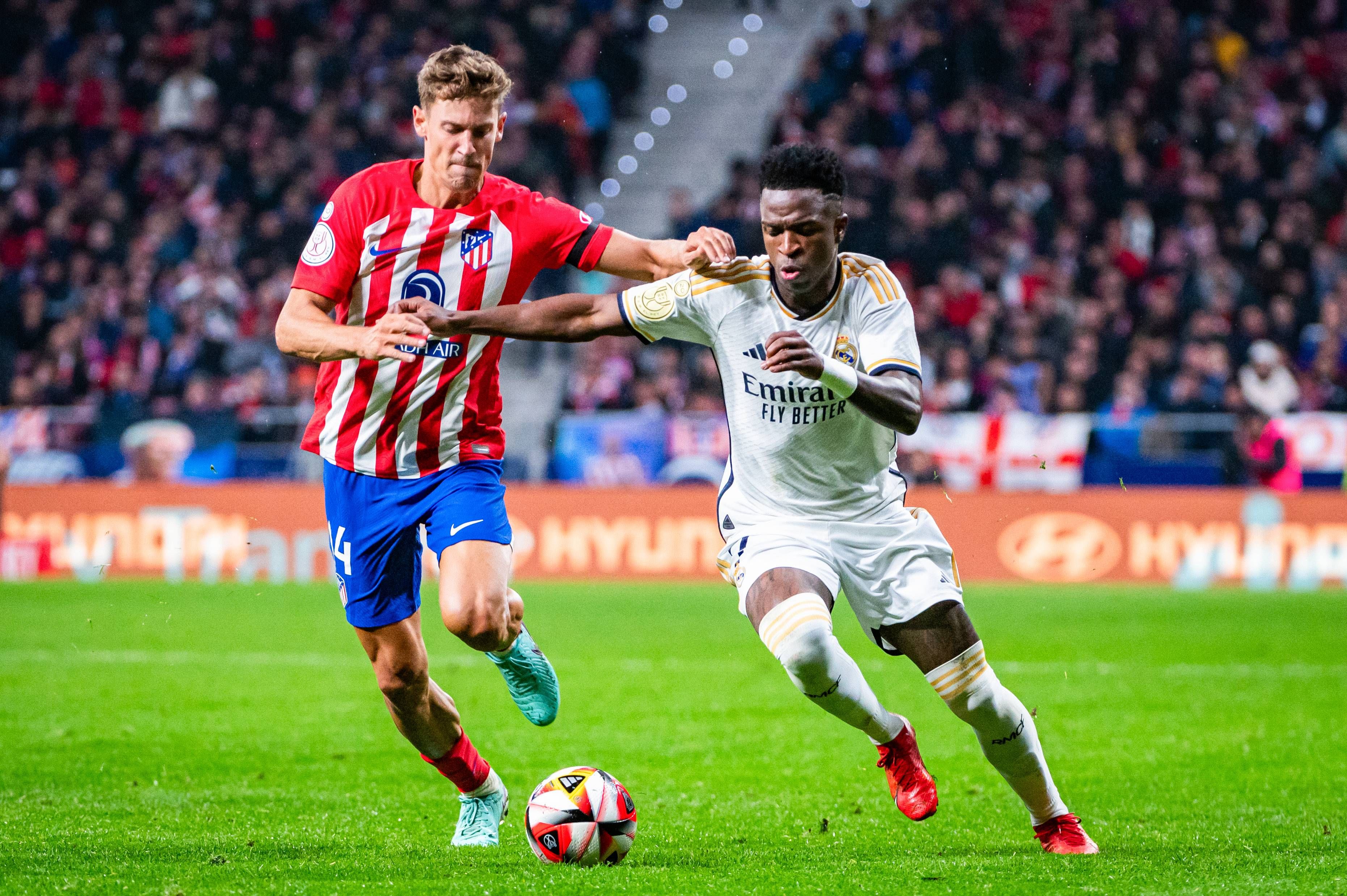 Vinicius Jr ante Marcos Llorente, durante el Atlético-Real Madrid. (Foto Cordon Press).