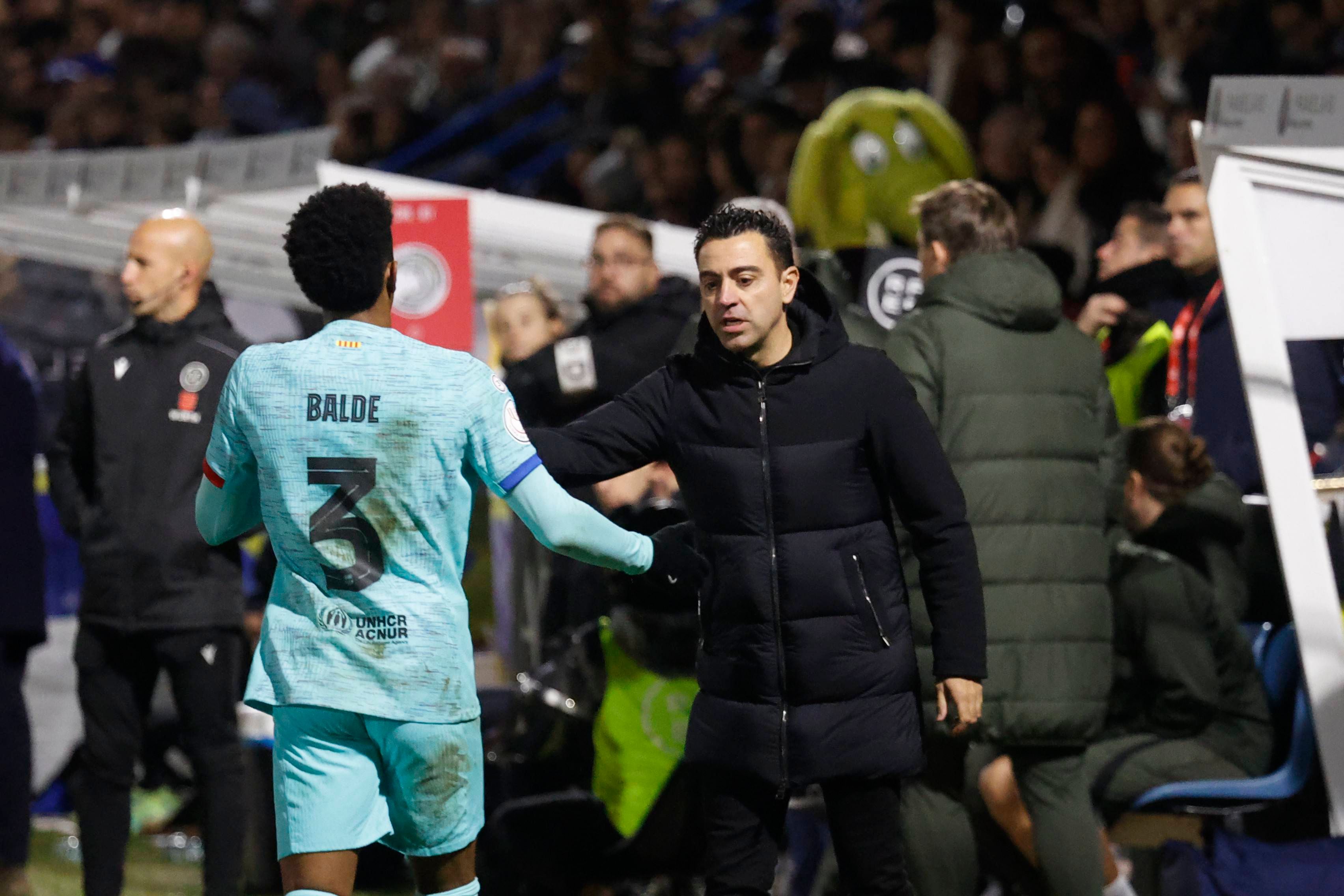  Xavi Hernández saluda a Balde en el Unionistas-Barcelona..