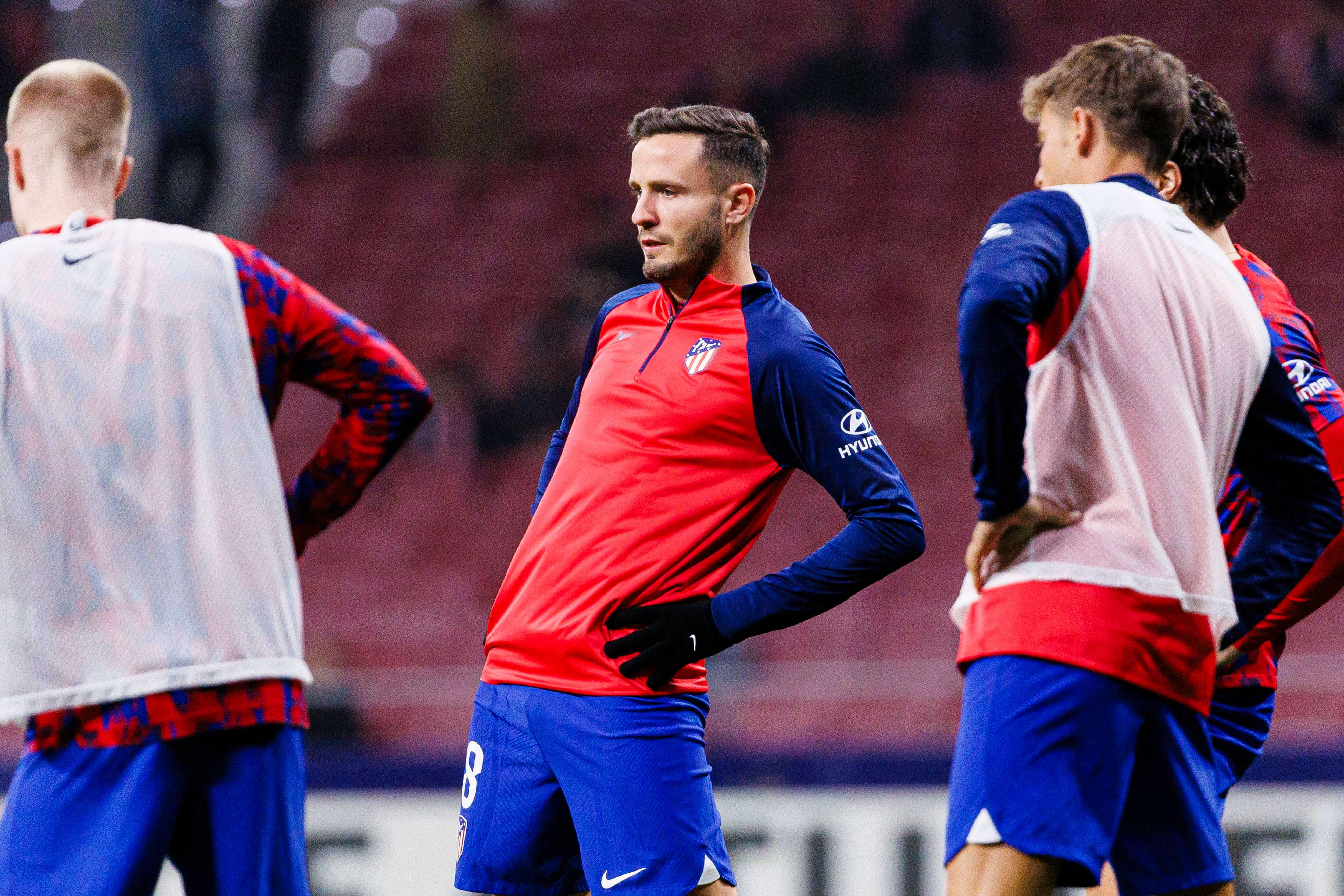 Saúl Ñíguez calienta antes de un partido del Atlético de Madrid.