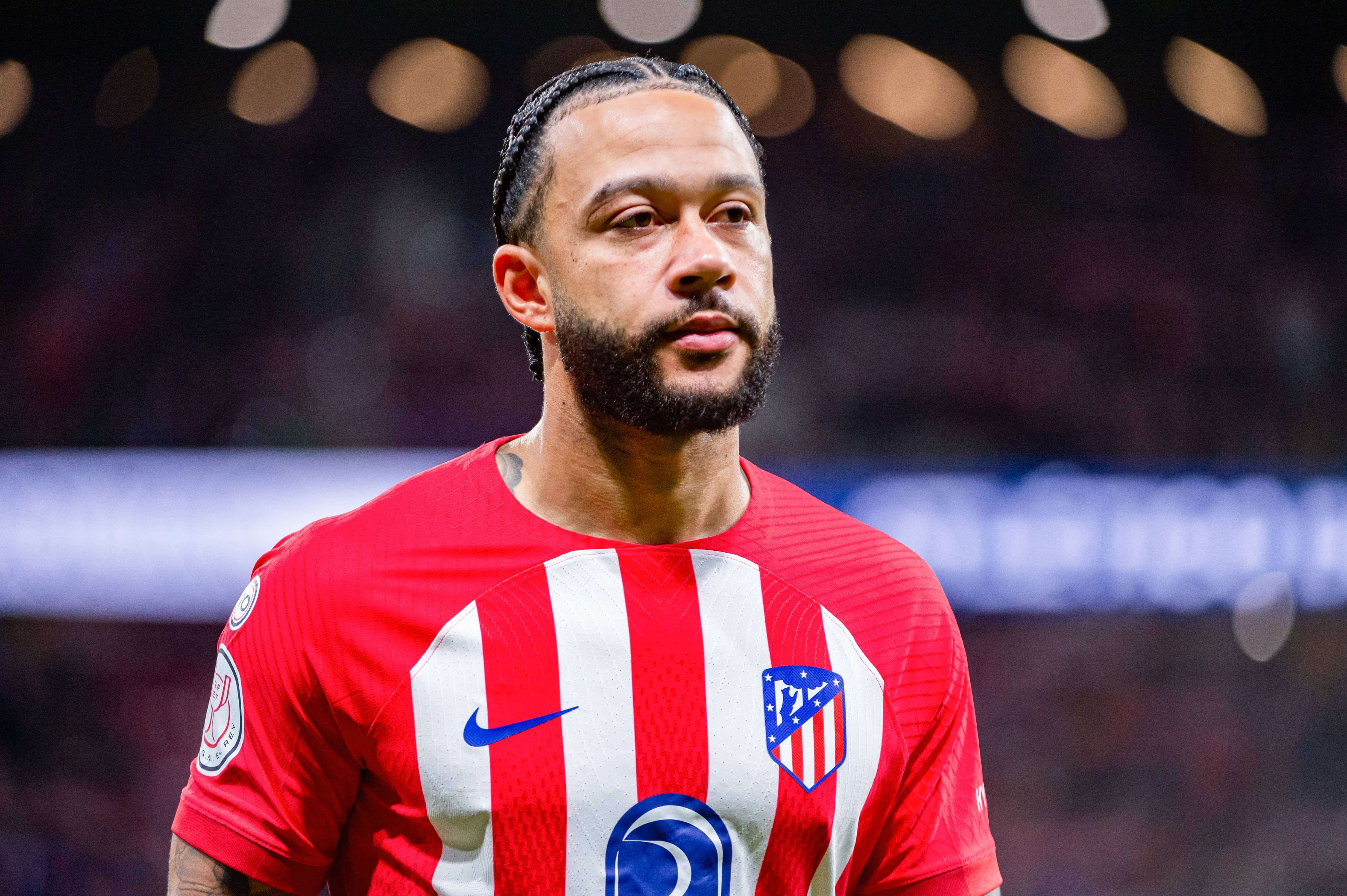 Memphis Depay, antes de un partido del Atlético de Madrid.