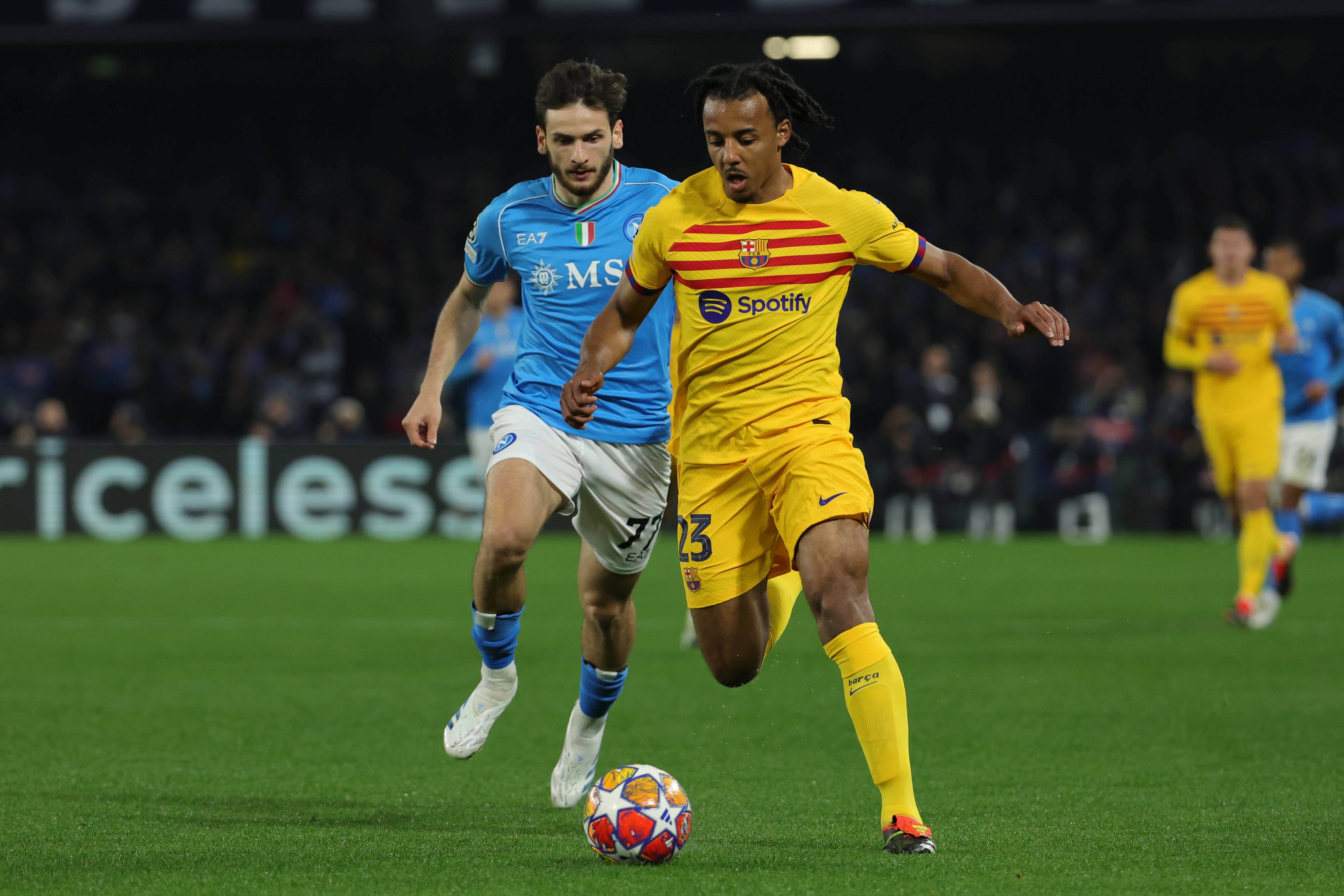 Jules Koundé, delante de Kvaratskhelia.