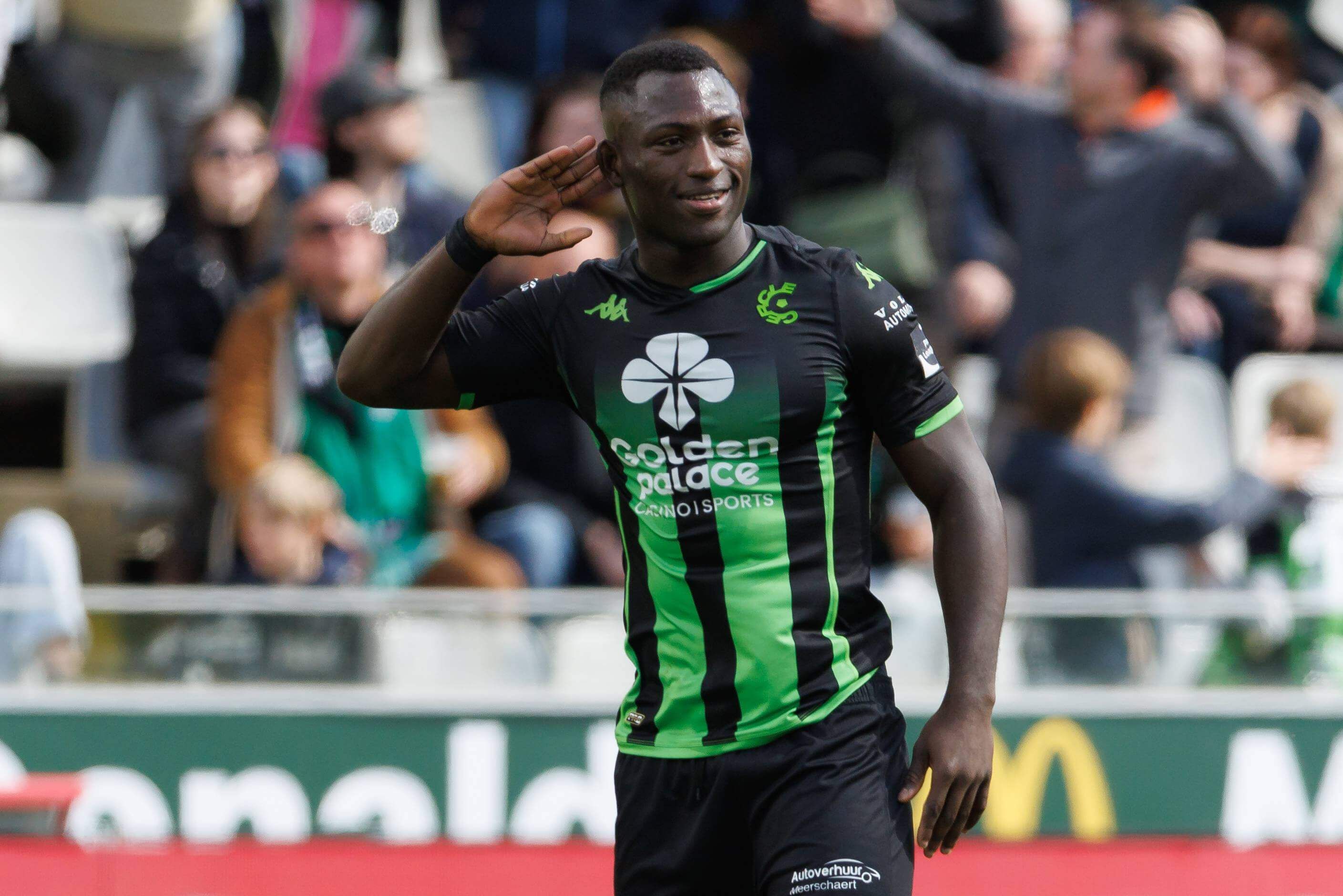  Kevin Denkey, con el Círculo de Brujas.