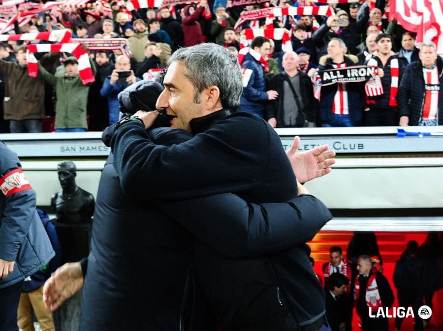 Xavi Hernández y Ernesto Valverde, técnicos de Barça y Athletic Club, se abrazan en San Mamés.