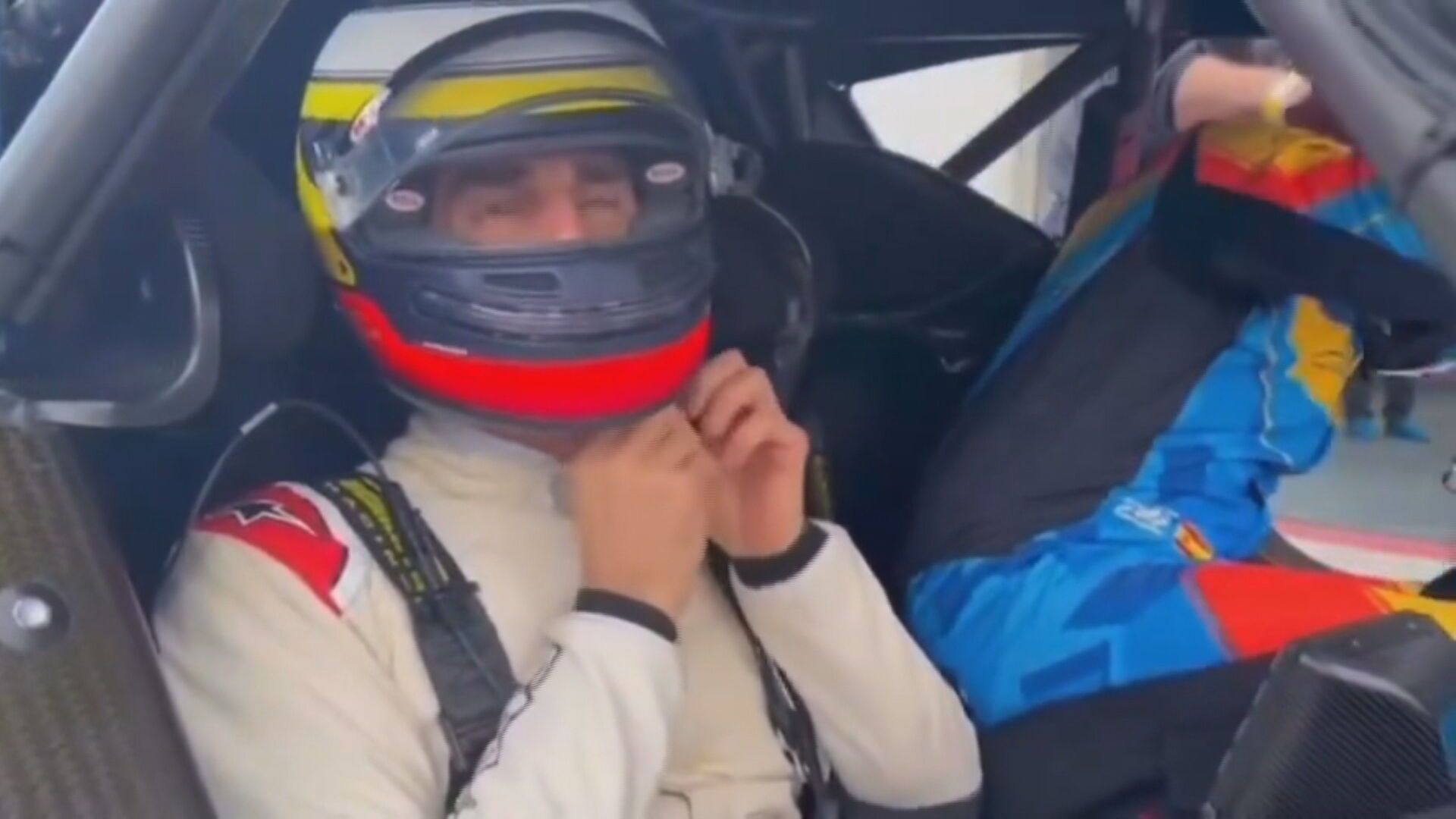 Pedro de la Rosa, tras dar una vuelta con Fernando Alonso.