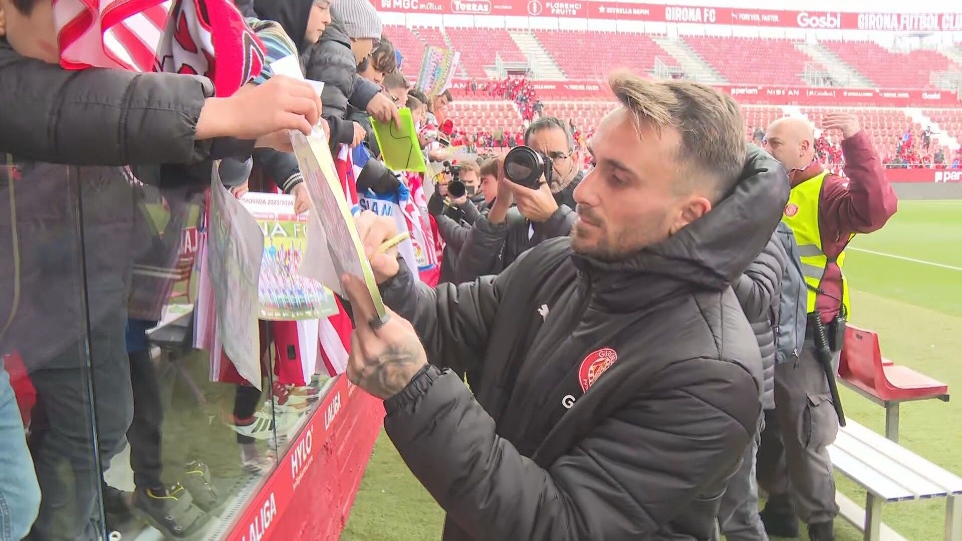 Aleix García firmando a todos los aficionados presentes en Montilivi.