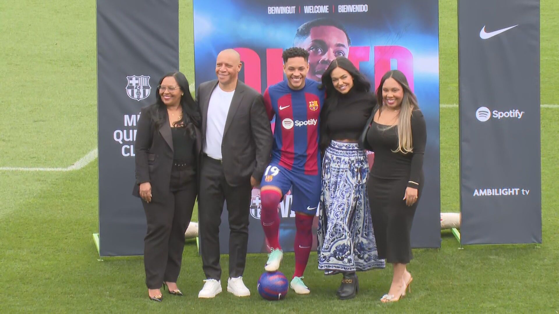  Vítor Roque posa junto a su familia en la presentación