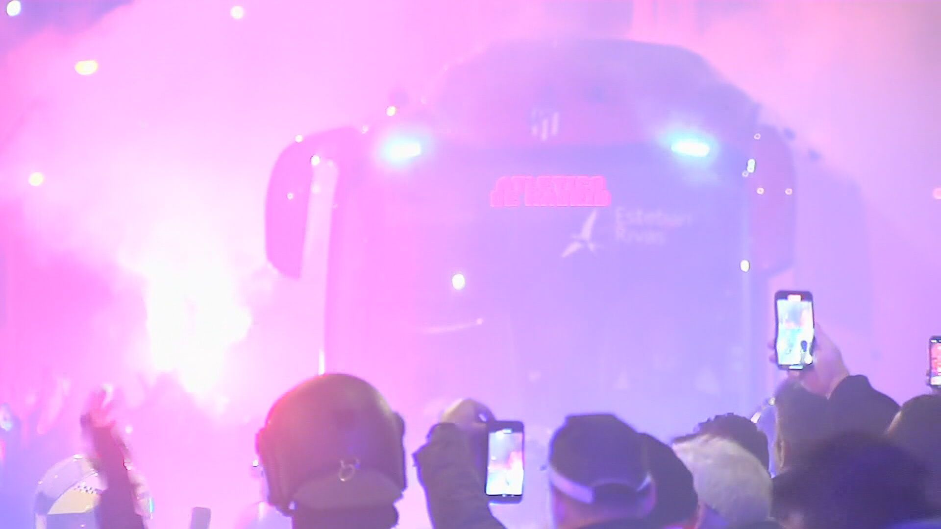  La afición del Atlético recibe a su equipo antes del derbi copero