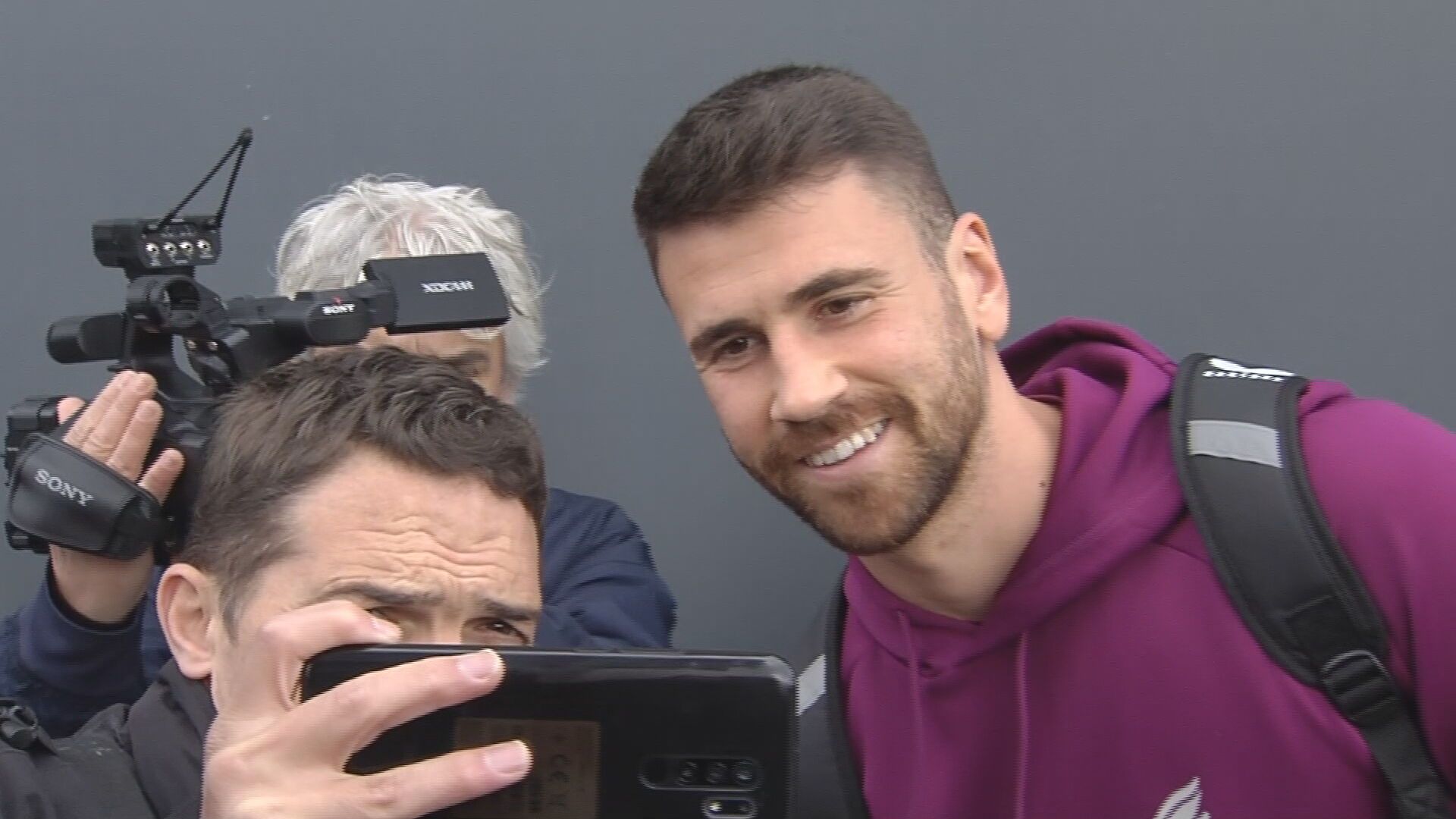  Unai Simón posa con un aficionado