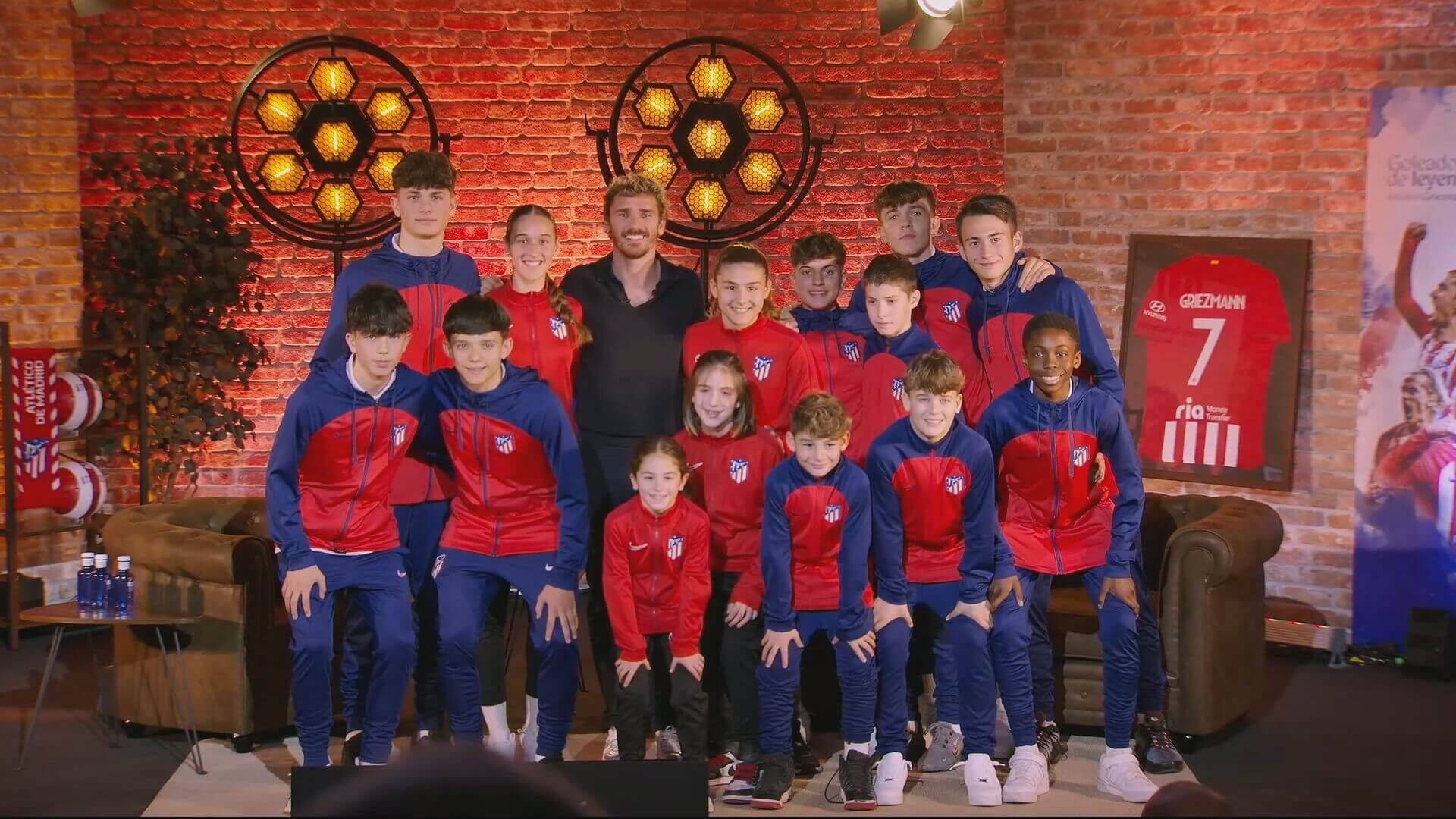 La Academia del Atlético no se quiso perder el Homenaje a Griezmann