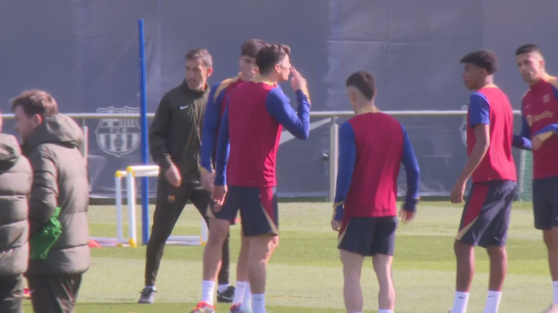 El gesto de Lewandowski con los dos dedos en el entrenamiento del Barcelona.
