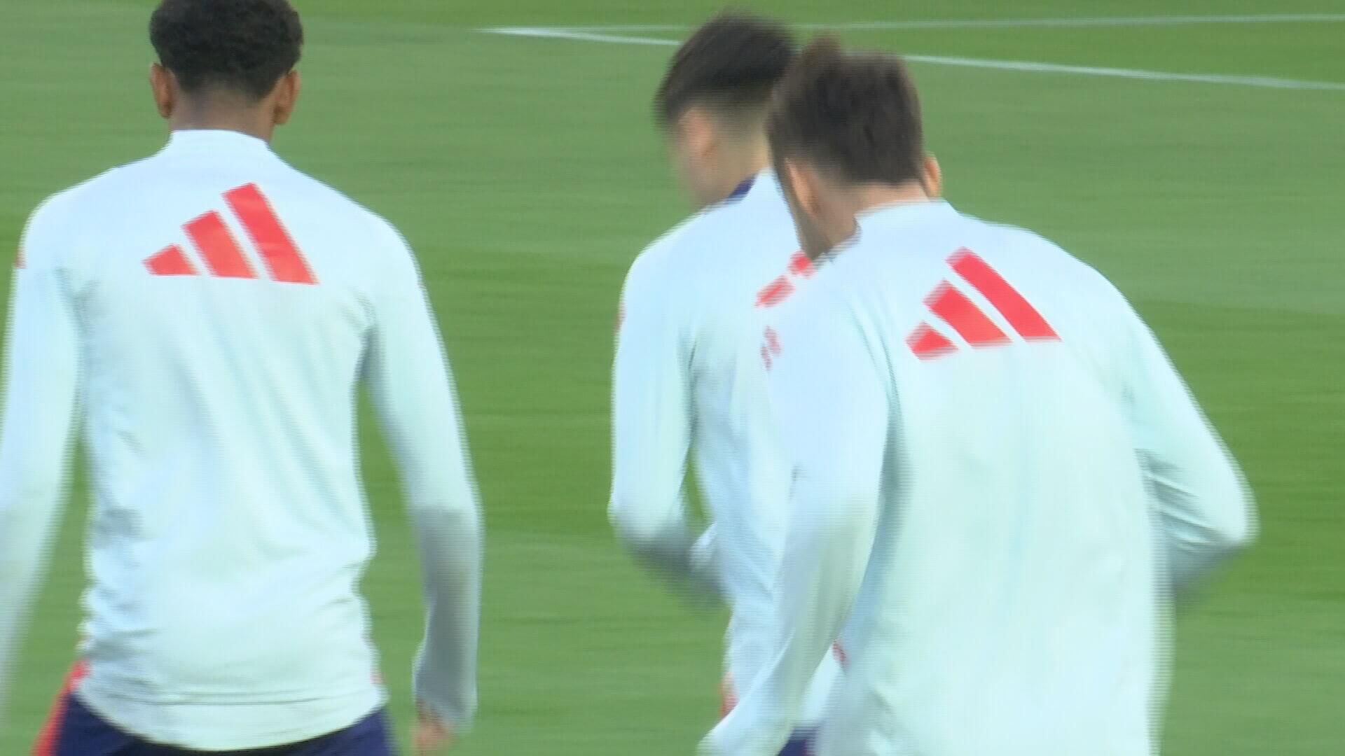 Pedri y Ferrán Torres con Asencio (ElDesmarque)