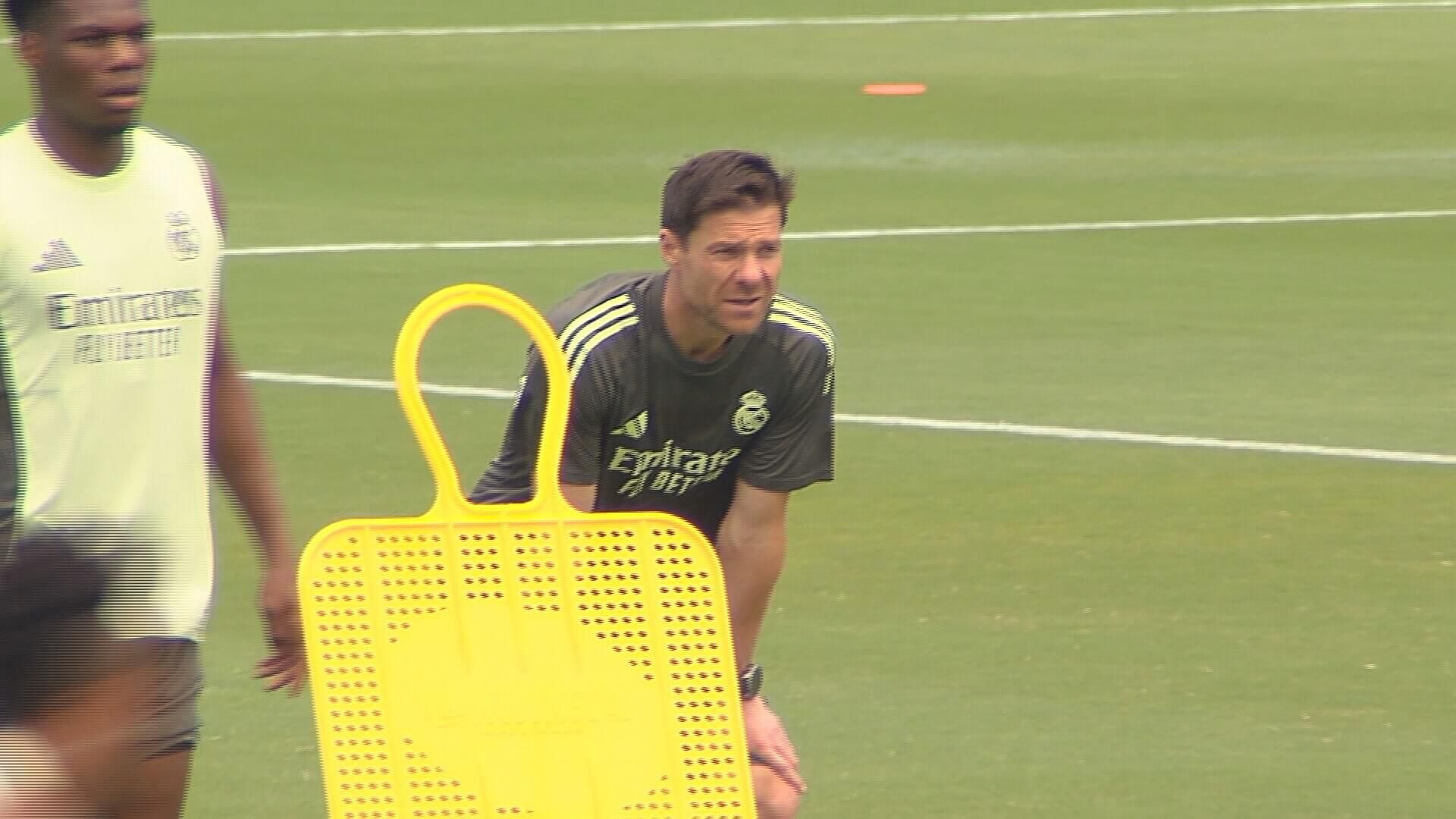  Xabi Alonso dirige la sesión con el Real Madrid