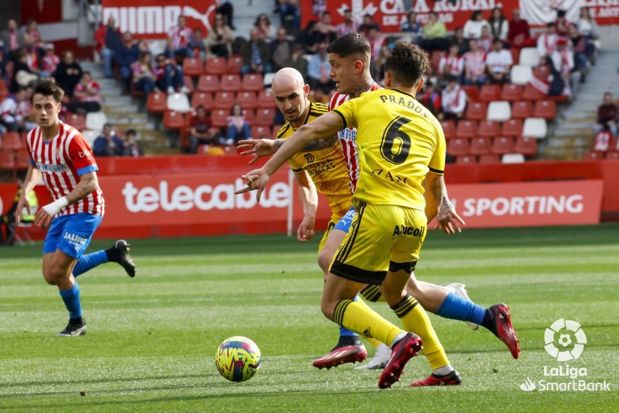 Beñat Prados, jugador del Athletic cedido al Mirandés, en un partido como central.