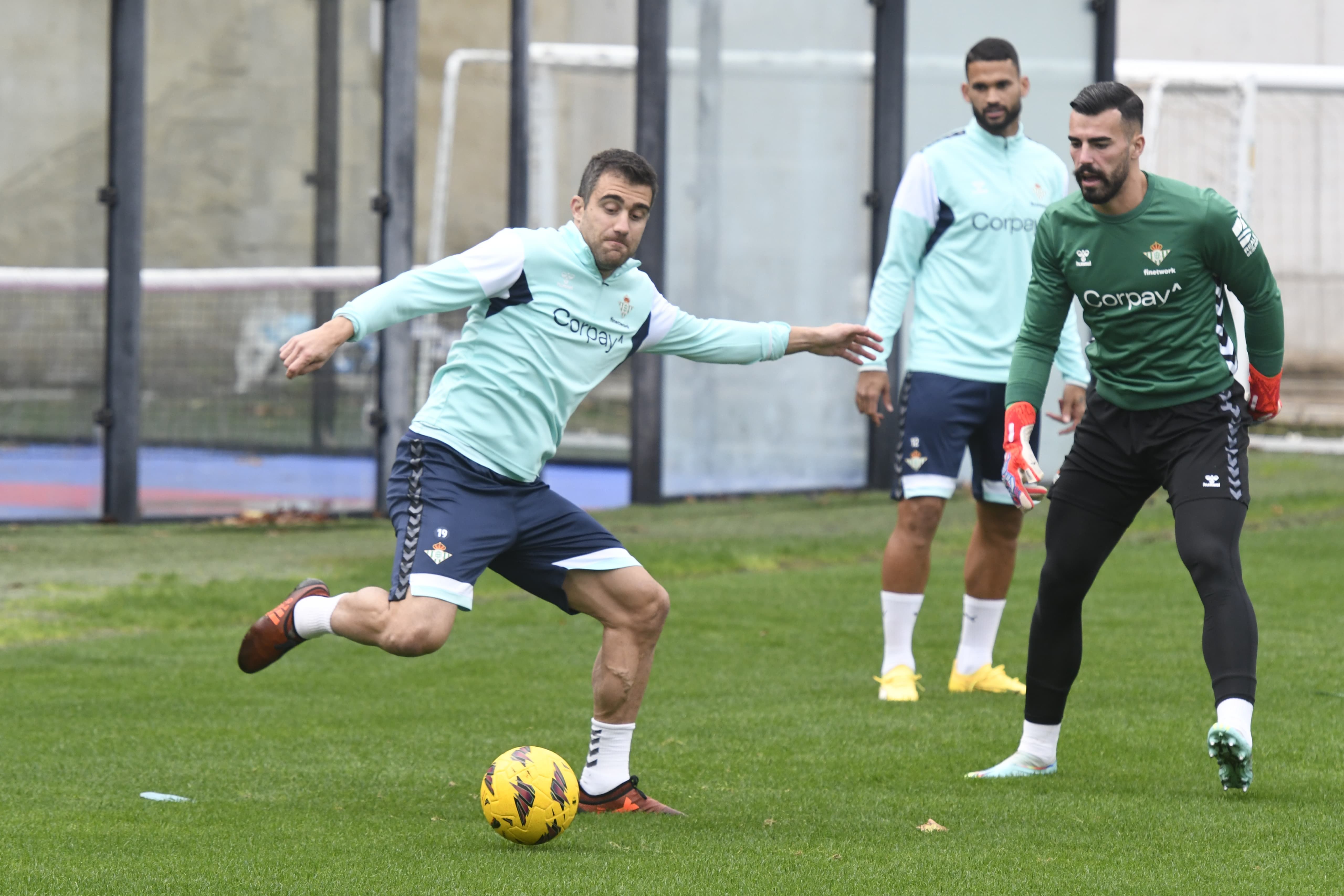Sokratis, en un entrenamiento con el Betis