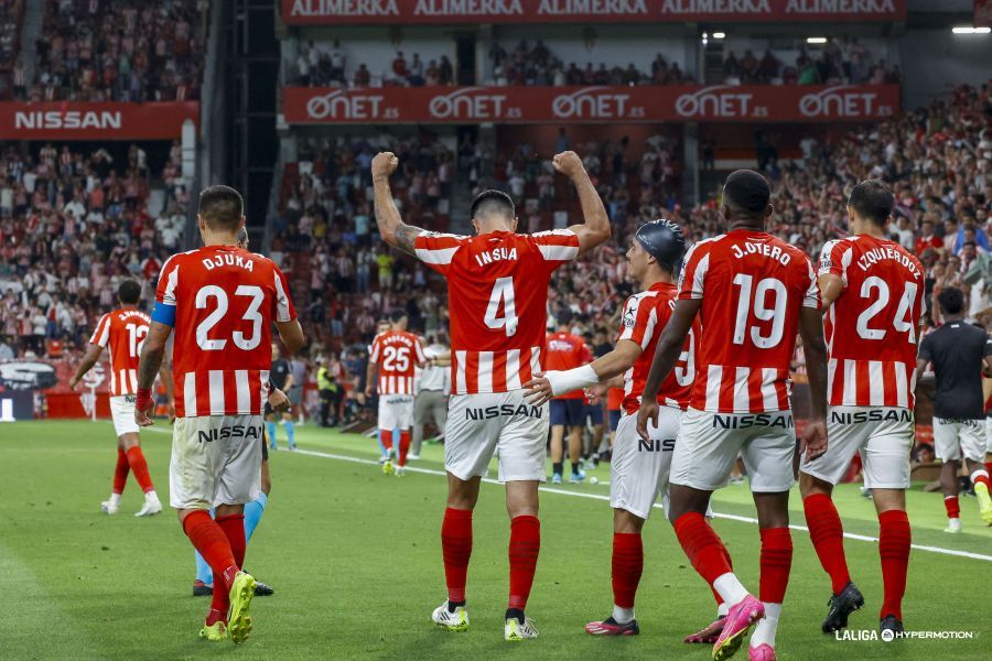  Pablo Insua celebra su gol en el Sporting - Tenerife.